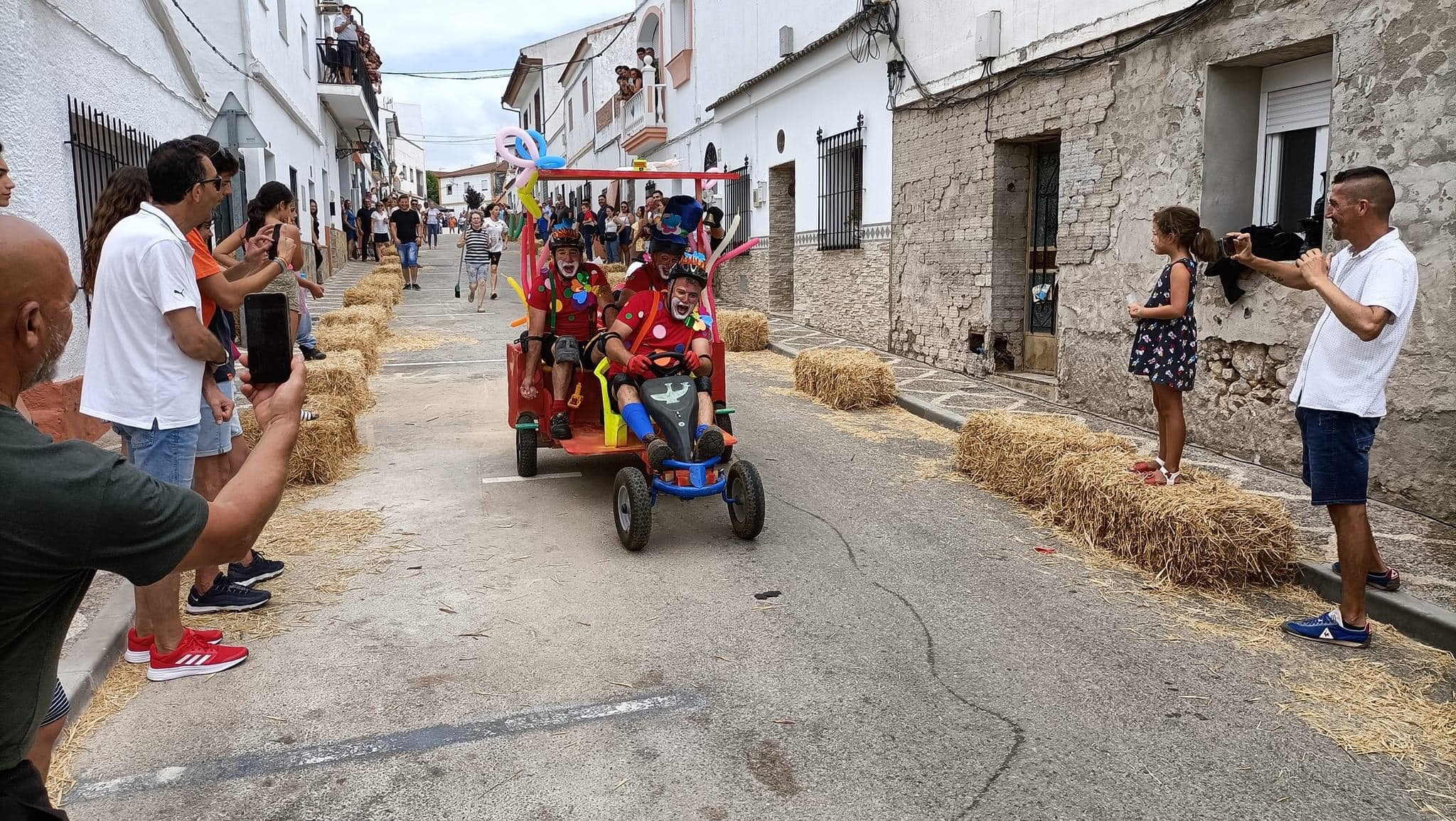 Imagen de archivo de la pasada edición del Concurso de Autos Locos en San Pablo de Buceite. 