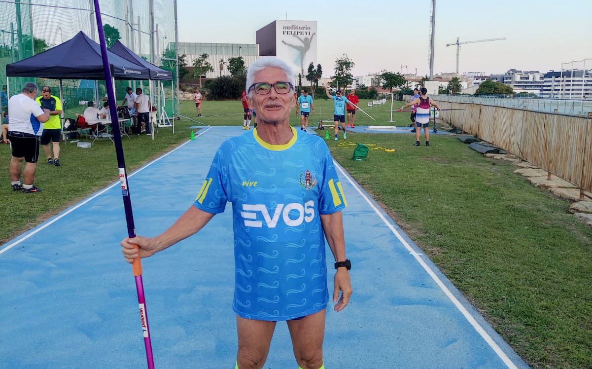 Juan Sarria, del Club Atletas Veteranos, en el Estadio de Estepona en el Campeonato de Andalucía Máster donde ha sido oro en Jabalina