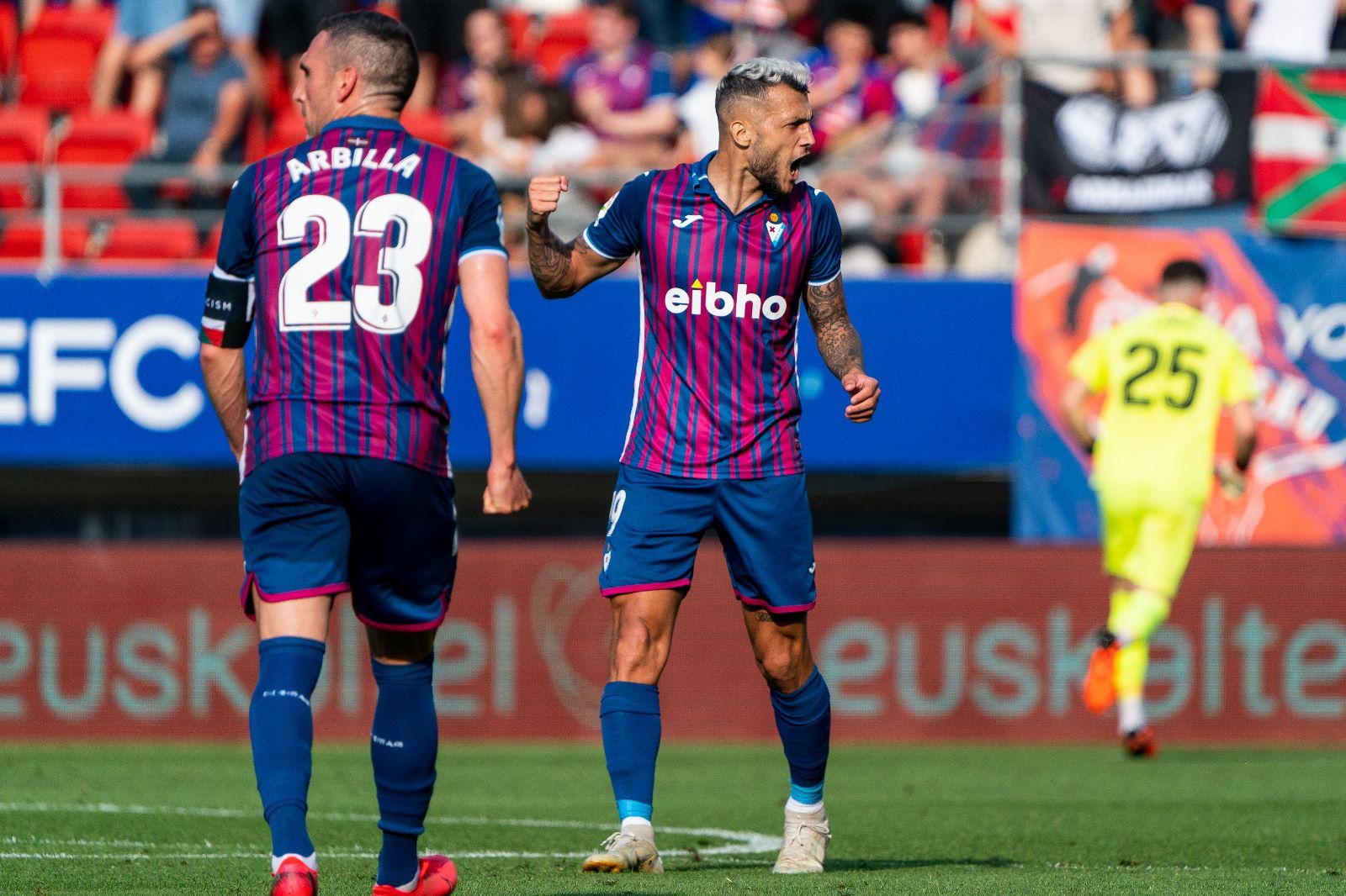 Stoichkov celebra el gol del empate de la SD Eibar ante el Deportivo Alavés