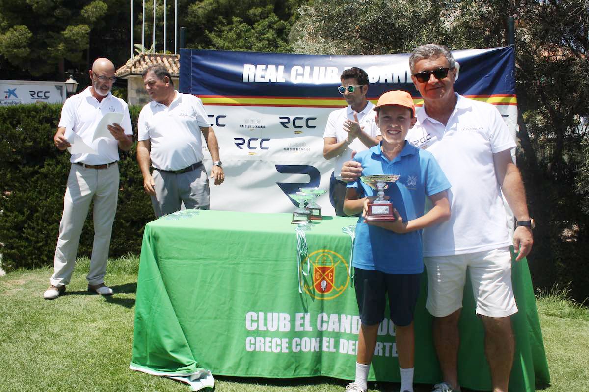El jugador del Club de Golf La Cañada, Daniel Minguet, con el trofeo de ganador en la prueba del Pequecircuito en el RC El Candado