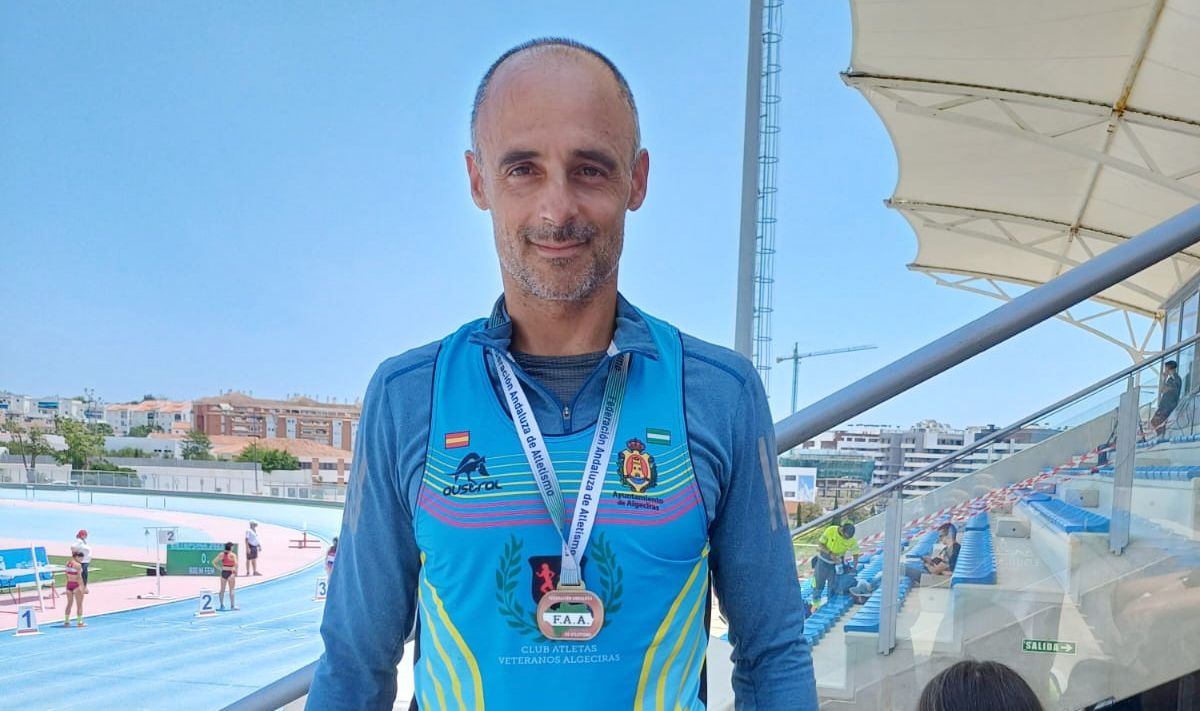 Sergio Morales Valadés, atleta del Veteranos Algeciras, con la medalla de oro en el Andaluz Máster