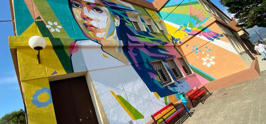 Mural para reivindicar a inclusión en la fachada de la Facultad de Enfermería.