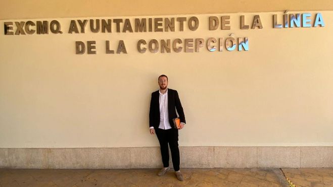 El próximo alcalde de la Estación Linares-Baeza, Melchor Villalba, en el Ayuntamiento de La Línea. El próximo alcalde de la Estación Linares-Baeza, Melchor Villalba, en el Ayuntamiento de La Línea.