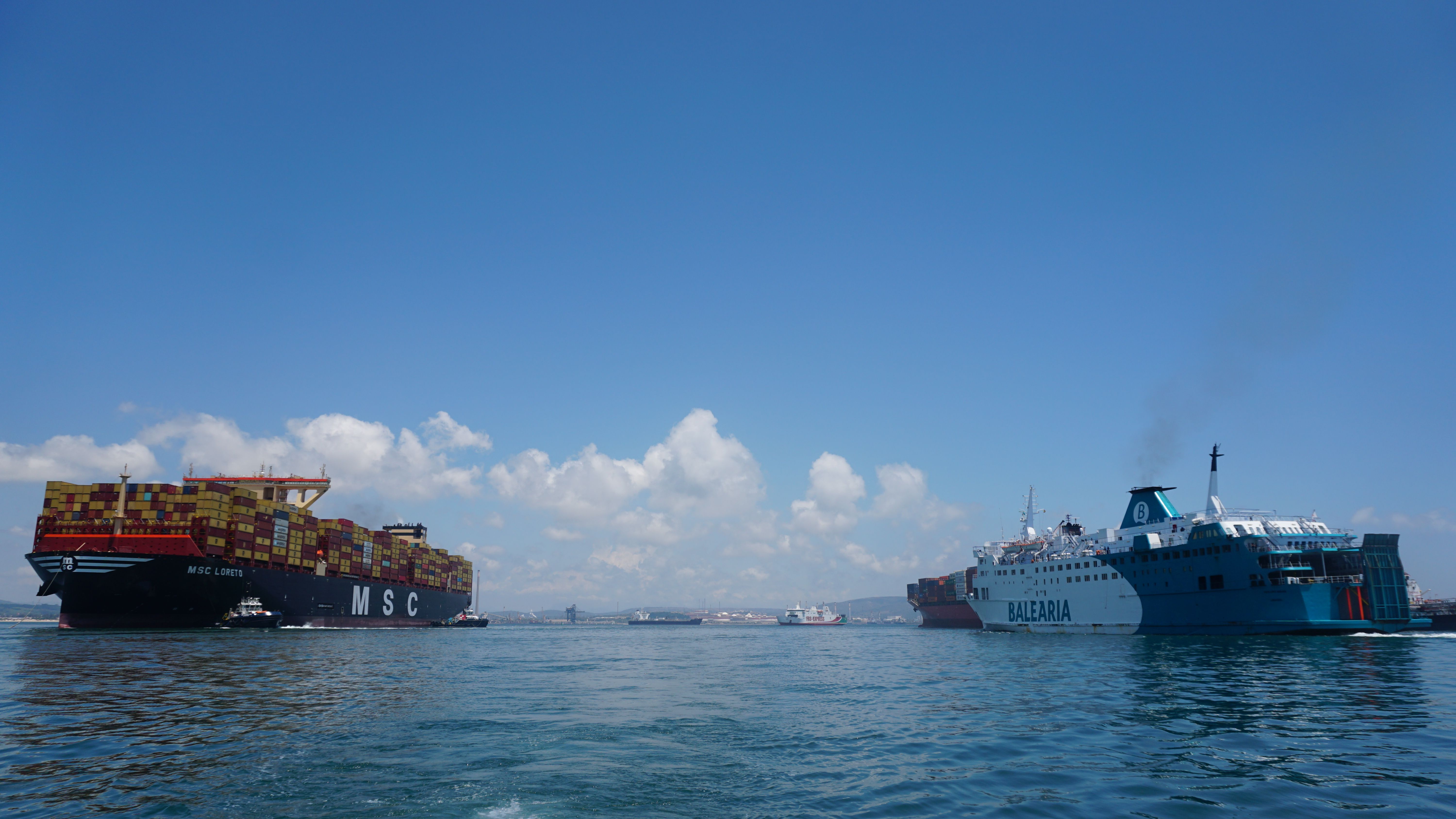 La llegada al puerto de Algeciras del nuevo portacontenedores más grande del mundo, el 'MSC Loreto', en imágenes