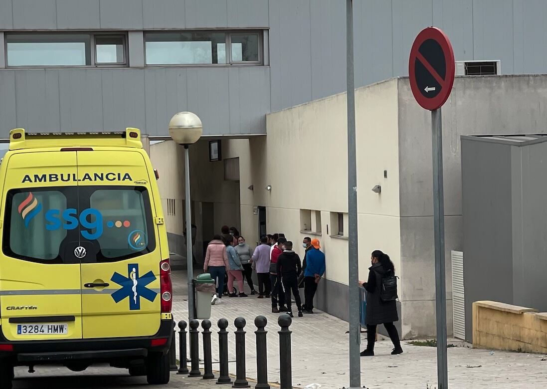 El SAS investiga "problemas eléctricos" en el transporte de pacientes tras la muerte de un bebé en Algeciras. En esta imagen, una ambulancia en el Hospital Punta Europa de Algeciras.