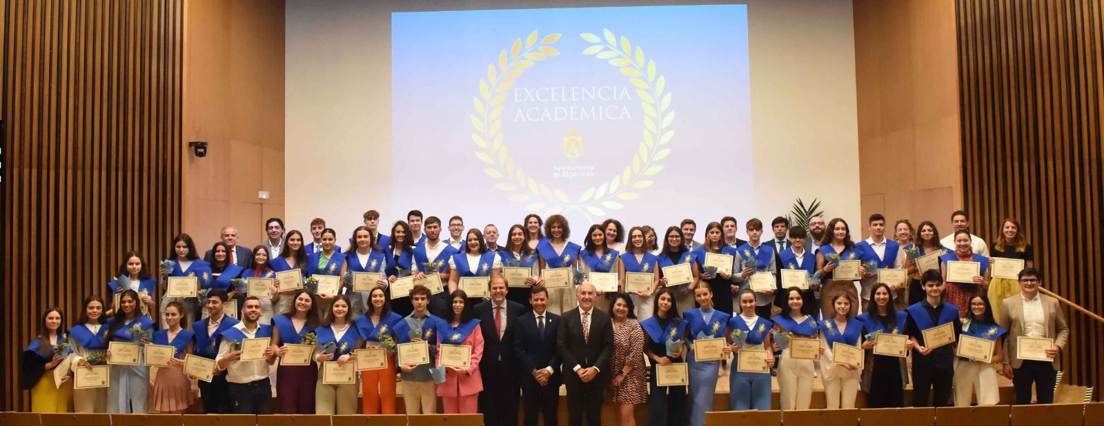 El alcalde de Algeciras en funciones, José Ignacio Landaluce, acompañado por el teniente de alcalde delegado de Educación en funciones, Javier Vázquez, y los alumnos que han terminado Bachillerato con Matrícula de Honor
