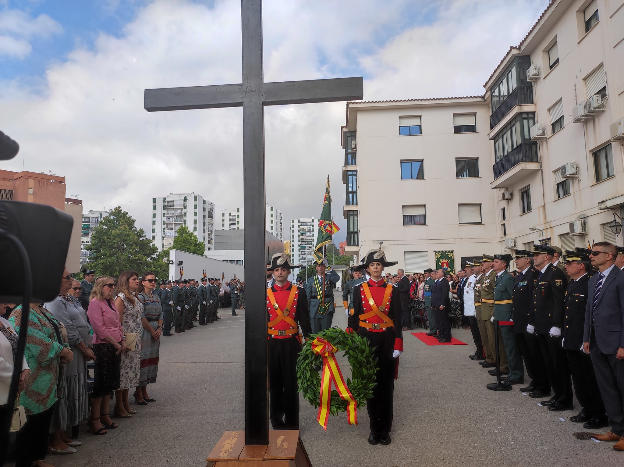Un momento de la ofrenda a los guardias civiles caídos en acto de servicio.