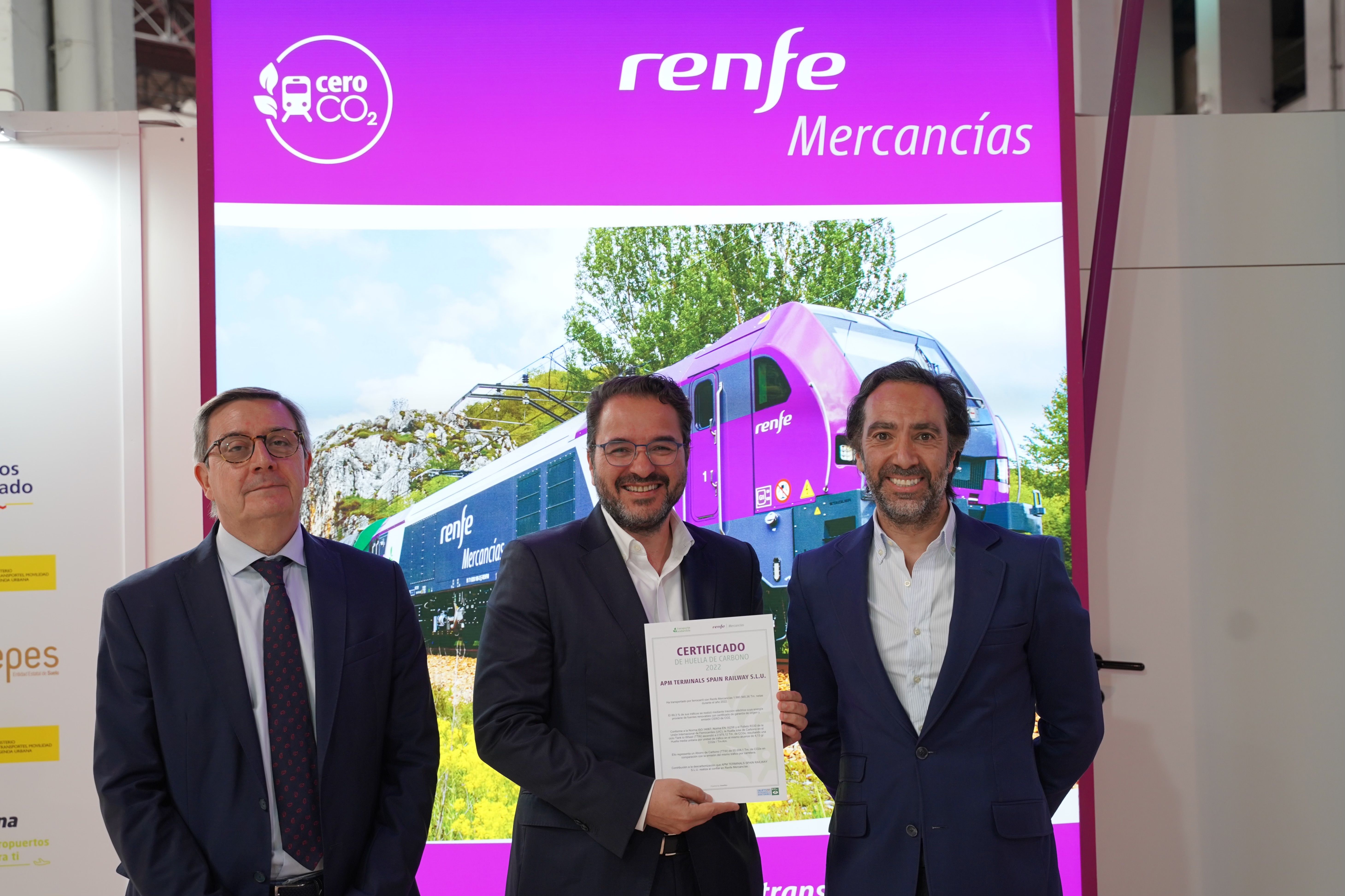 Renfe Mercancías entrega a APM Terminals Spain Railway el Certificado de Huella de Carbono 2022