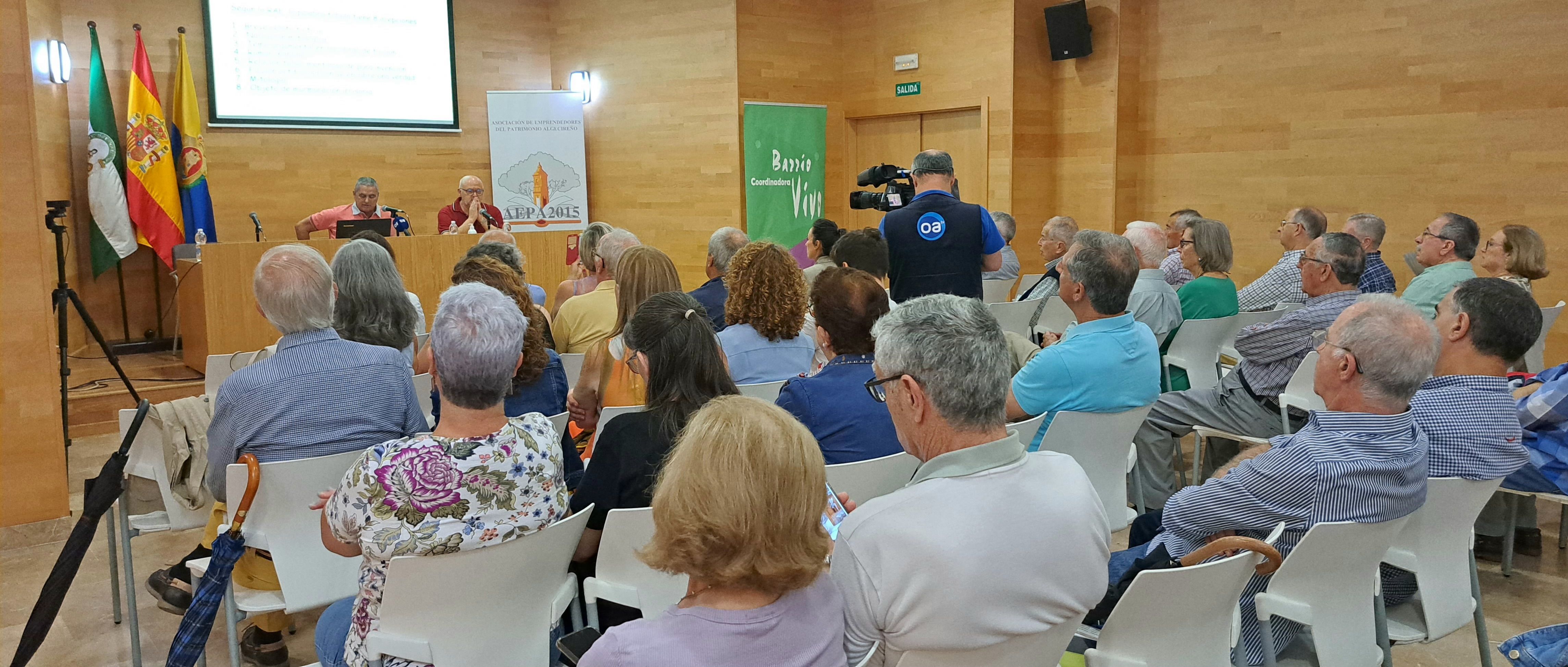 Juan Barreno presenta su libro 'Pudo ser impecable. Fábula de un atraco' en el centro documental de Algeciras