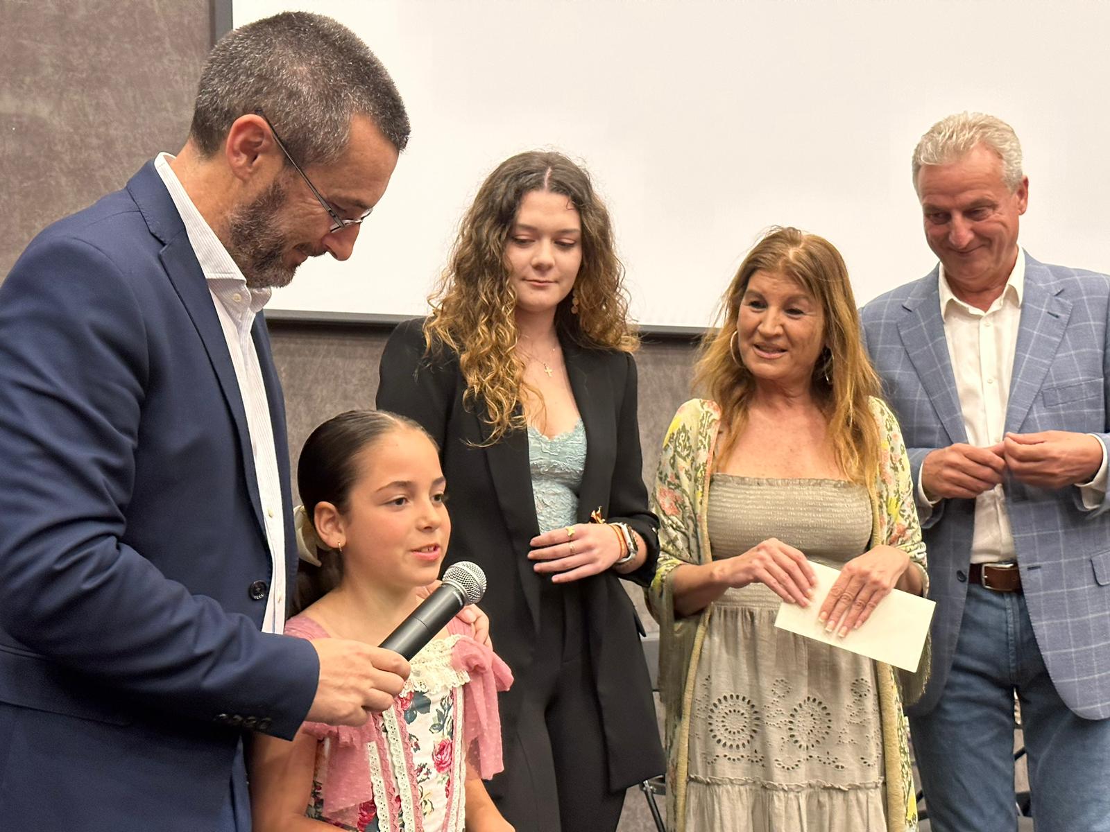 Lola Barreno e Inmaculada Navarro, candidatas a reinas infantil y juvenil por el Ayuntamiento de La Línea