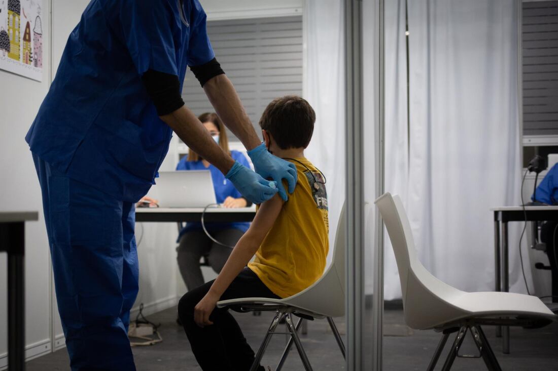 Llamamiento a la vacunación contra el papilomavirus a los nacidos entre 2006 y 2013. Foto: un niño recibe una vacuna.