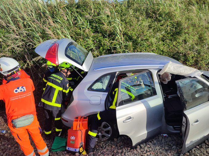 Bomberos y personal sanitario atienden a las víctimas del accidente tras caer por un talud de la A-7.