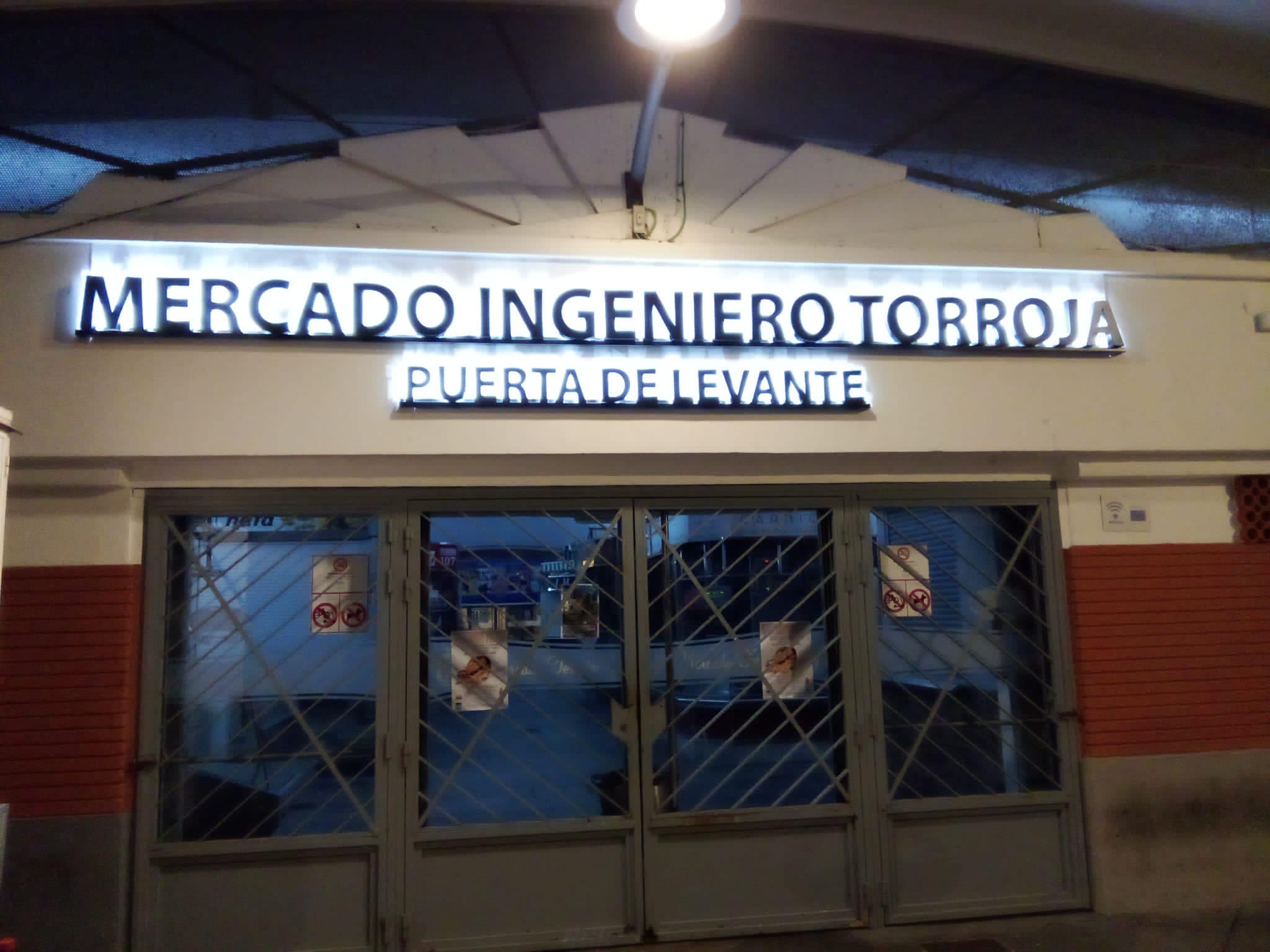 Imagen de archivo. Puerta de Levante, de acceso al mercado Ingeniero Torroja.
