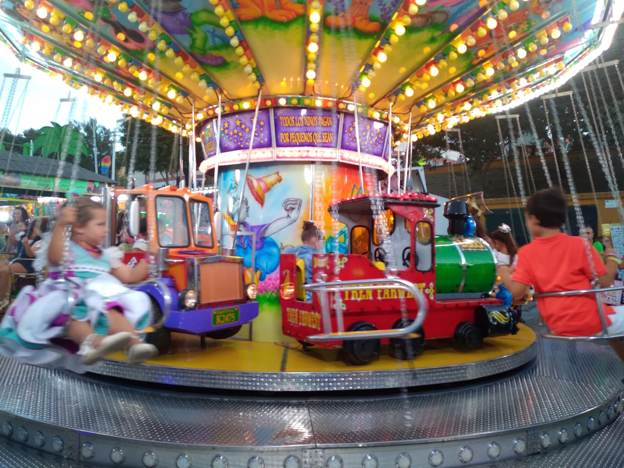 Niños, en una de las atracciones de la Feria Real de Algeciras.