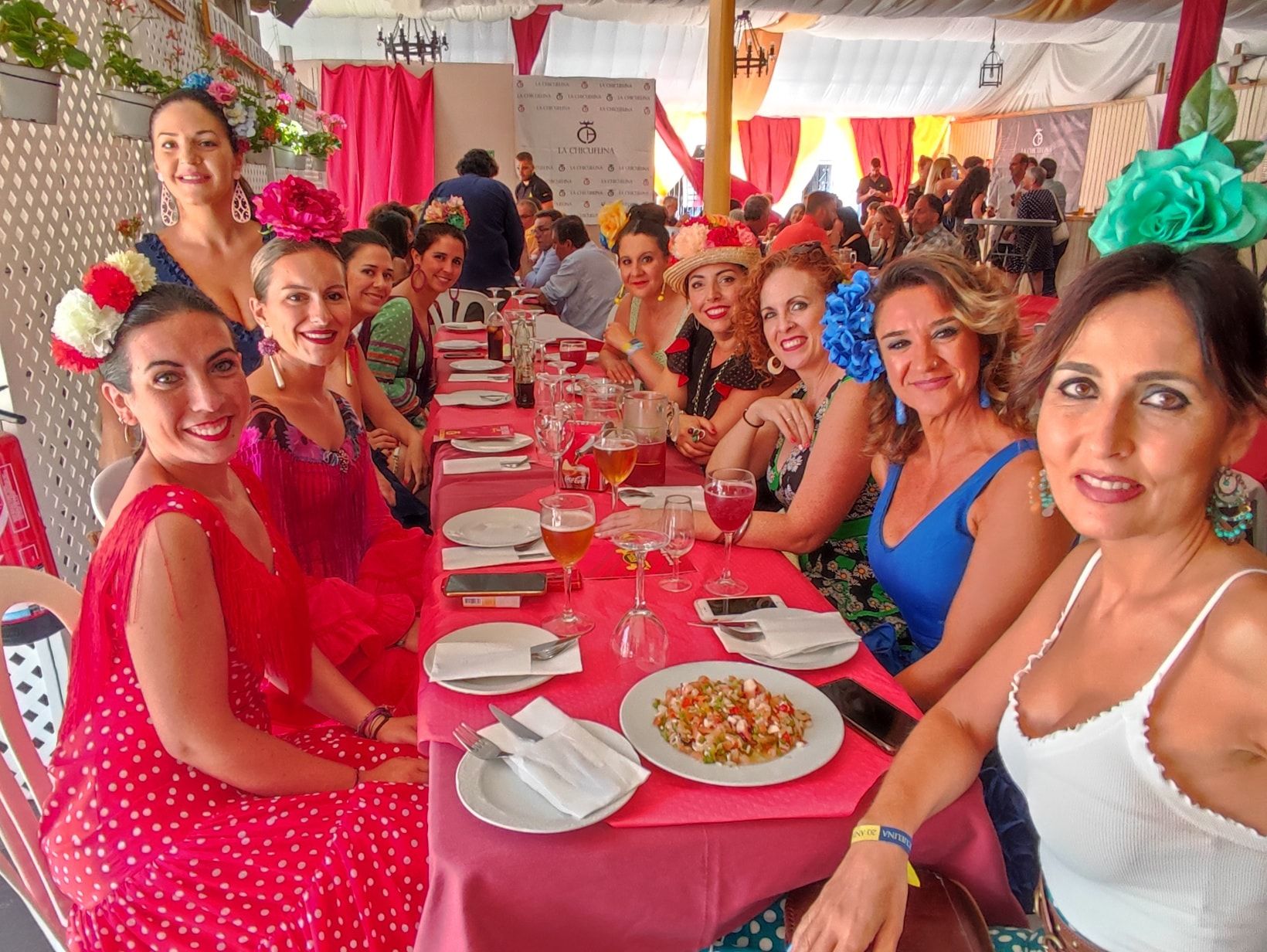 Un grupo de mujeres vestidas de flamenca en la Feria 2022.