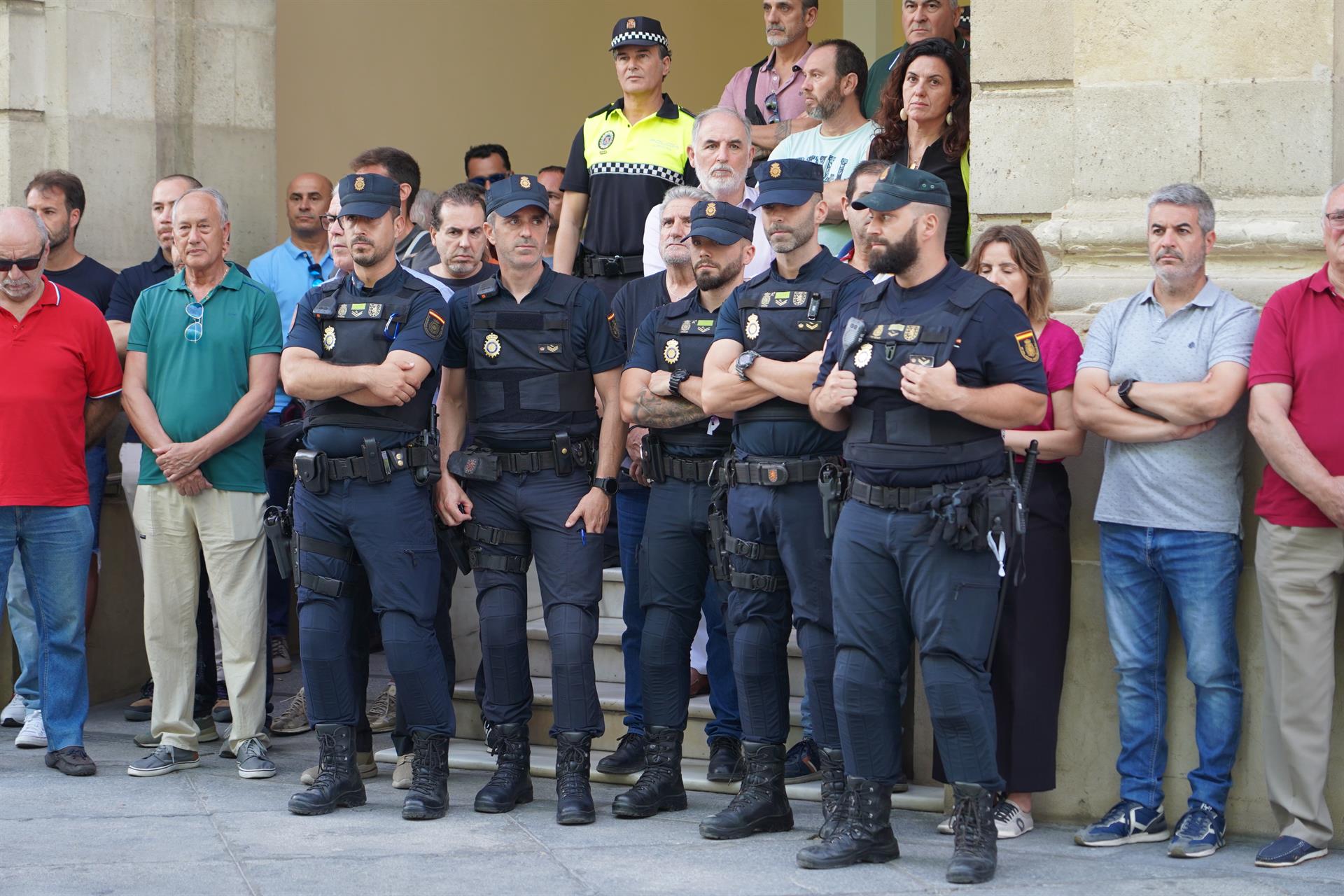 Conceden la Medalla de Oro al policía de Andújar fallecido tras intervenir en una reyerta. Concentración en memoria del policía nacional que falleció en Andújar (Jaén) tras intervenir en una reyerta vecinal - Francisco J. Olmo - Europa Press.