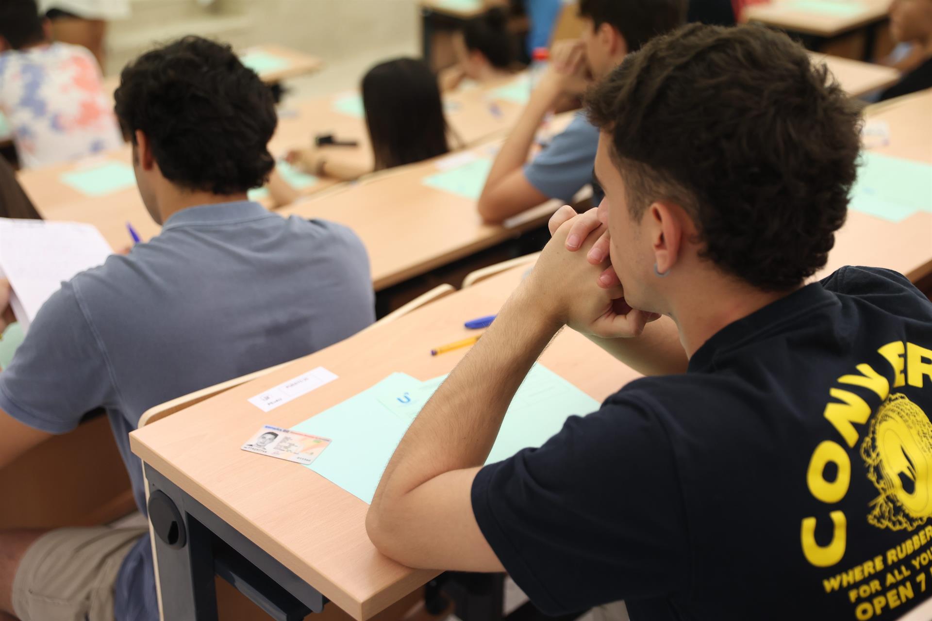 Archivo - Estudiantes en el lugar de realización de la PEvAU, foto de archivo - JUNTA DE ANDALUCÍA - Archivo. 'La casa de Bernarda Alba' de Lorca y un editorial sobre la digitalización, preguntas del primer examen de Selectividad
