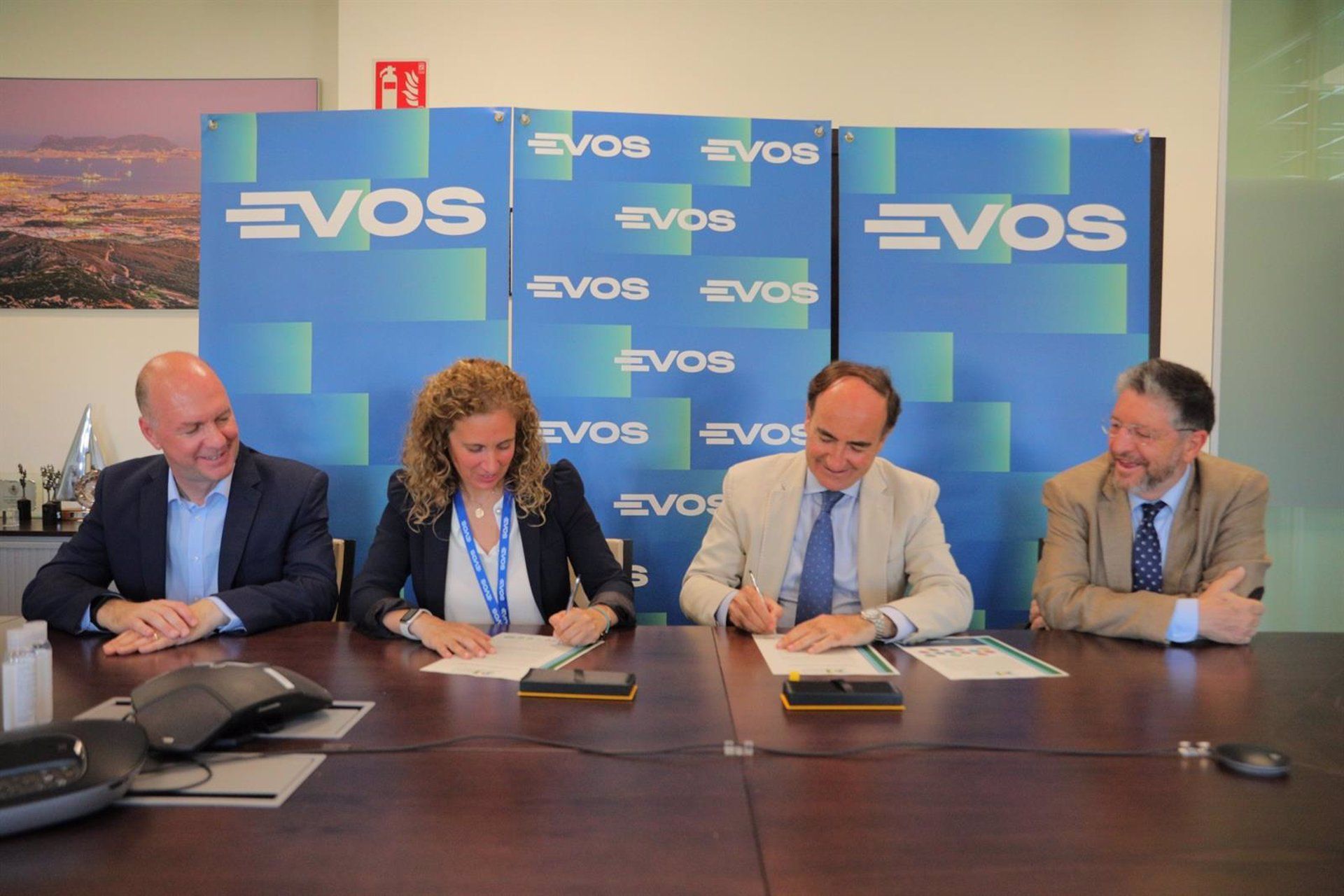 La directora general de Evos Algeciras, Belén Gestoso, y el presidente de la APBA, Gerardo Landaluce, firmando el acuerdo. - EVOS ALGECIRAS