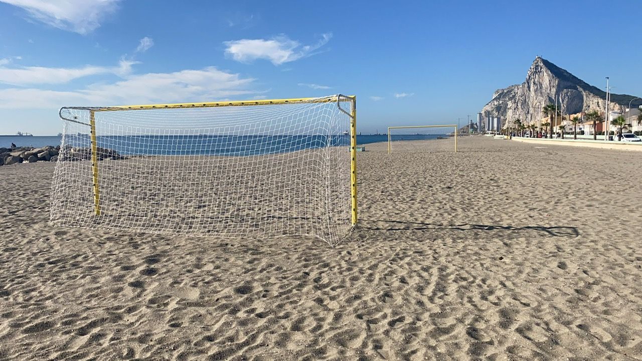 La concejalía de Deportes del Ayuntamiento de La Línea continúa con la dotación de nuevos equipamientos en las playas con la instalación de tres parques calistenias y un campo de fútbol playa. 