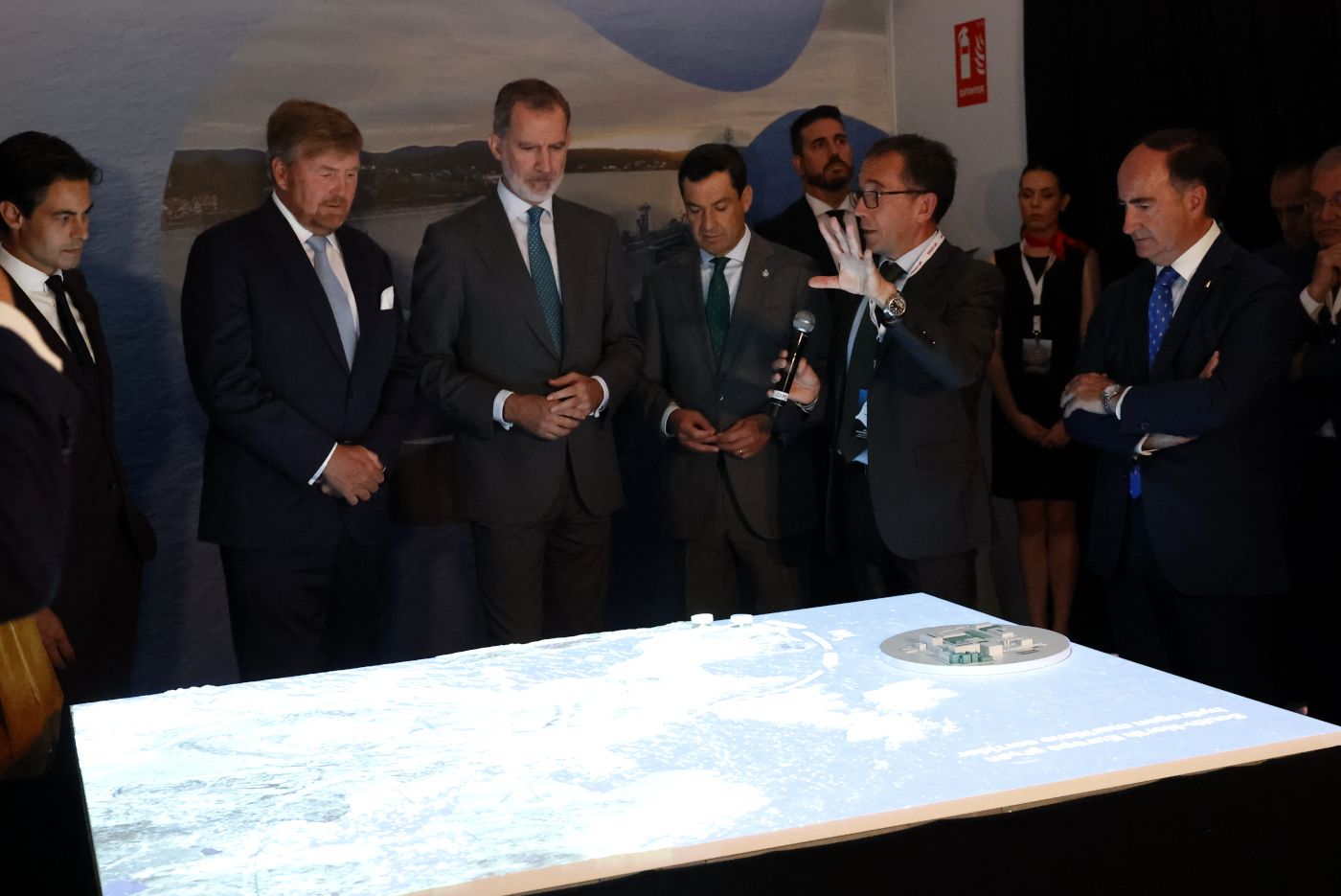 © Casa de S.M. el Rey. Los reyes de España y Holanda visitan el Puerto de Algeciras para respaldar el corredor marítimo de hidrógeno verde entre el Norte y el Sur de Europa © Casa de S.M. el Rey. Los reyes de España y Holanda visitan el Puerto de Algeciras para respaldar el corredor marítimo de hidrógeno verde entre el Norte y el Sur de Europa