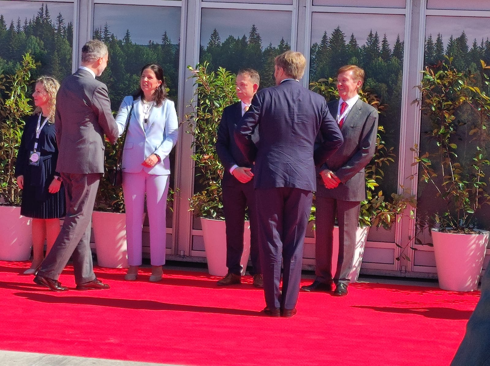 Sandra Domínguez y Mariángeles Benito / 8Directo. Los reyes de España y Holanda visitan el Puerto de Algeciras para respaldar el corredor marítimo de hidrógeno verde entre el Norte y el Sur de Europa Sandra Domínguez y Mariángeles Benito / 8Directo. Los reyes de España y Holanda visitan el Puerto de Algeciras para respaldar el corredor marítimo de hidrógeno verde entre el Norte y el Sur de Europa