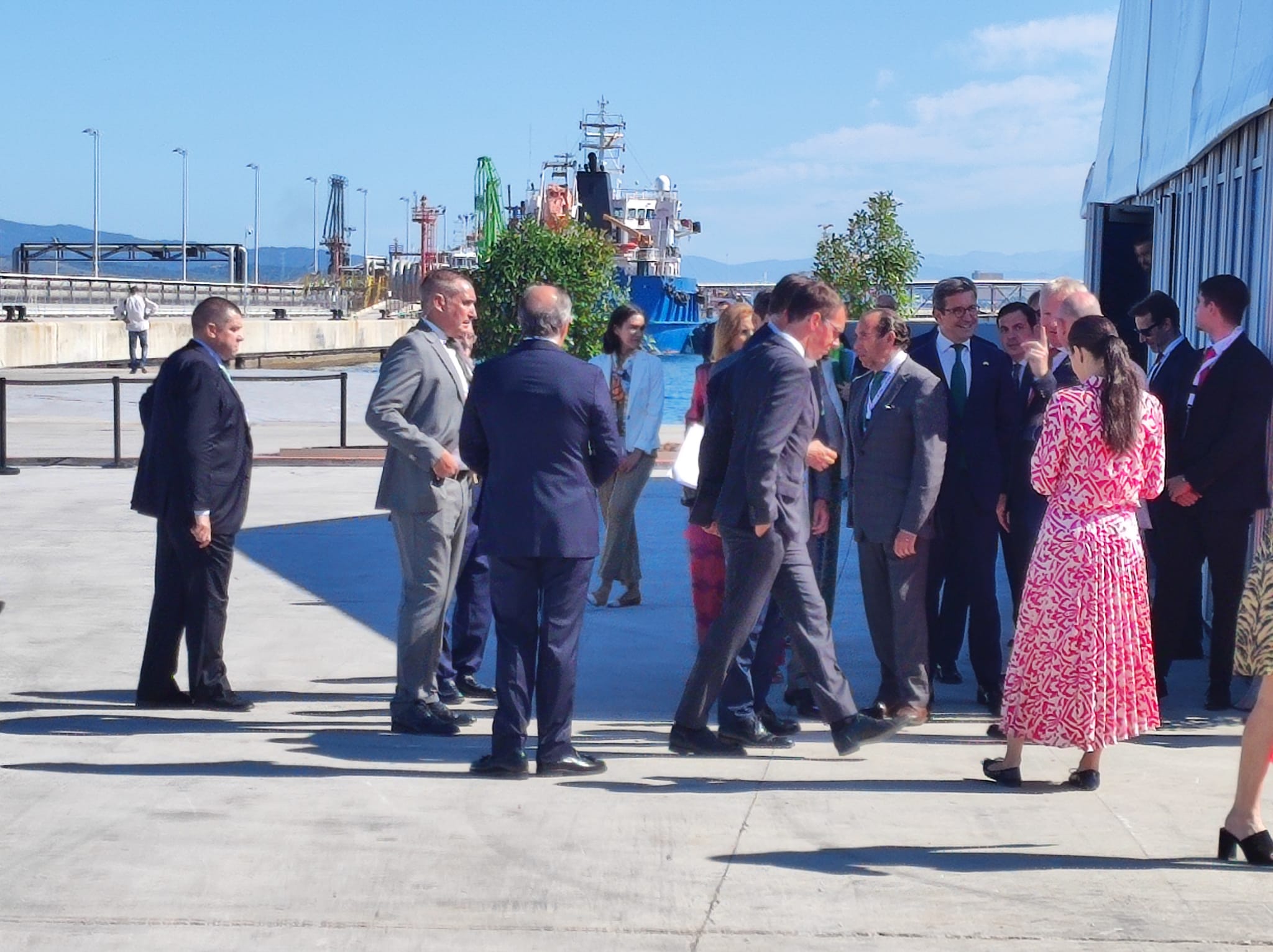 Sandra Domínguez y Mariángeles Benito / 8Directo. Los reyes de España y Holanda visitan el Puerto de Algeciras para respaldar el corredor marítimo de hidrógeno verde entre el Norte y el Sur de Europa Sandra Domínguez y Mariángeles Benito / 8Directo. Los reyes de España y Holanda visitan el Puerto de Algeciras para respaldar el corredor marítimo de hidrógeno verde entre el Norte y el Sur de Europa