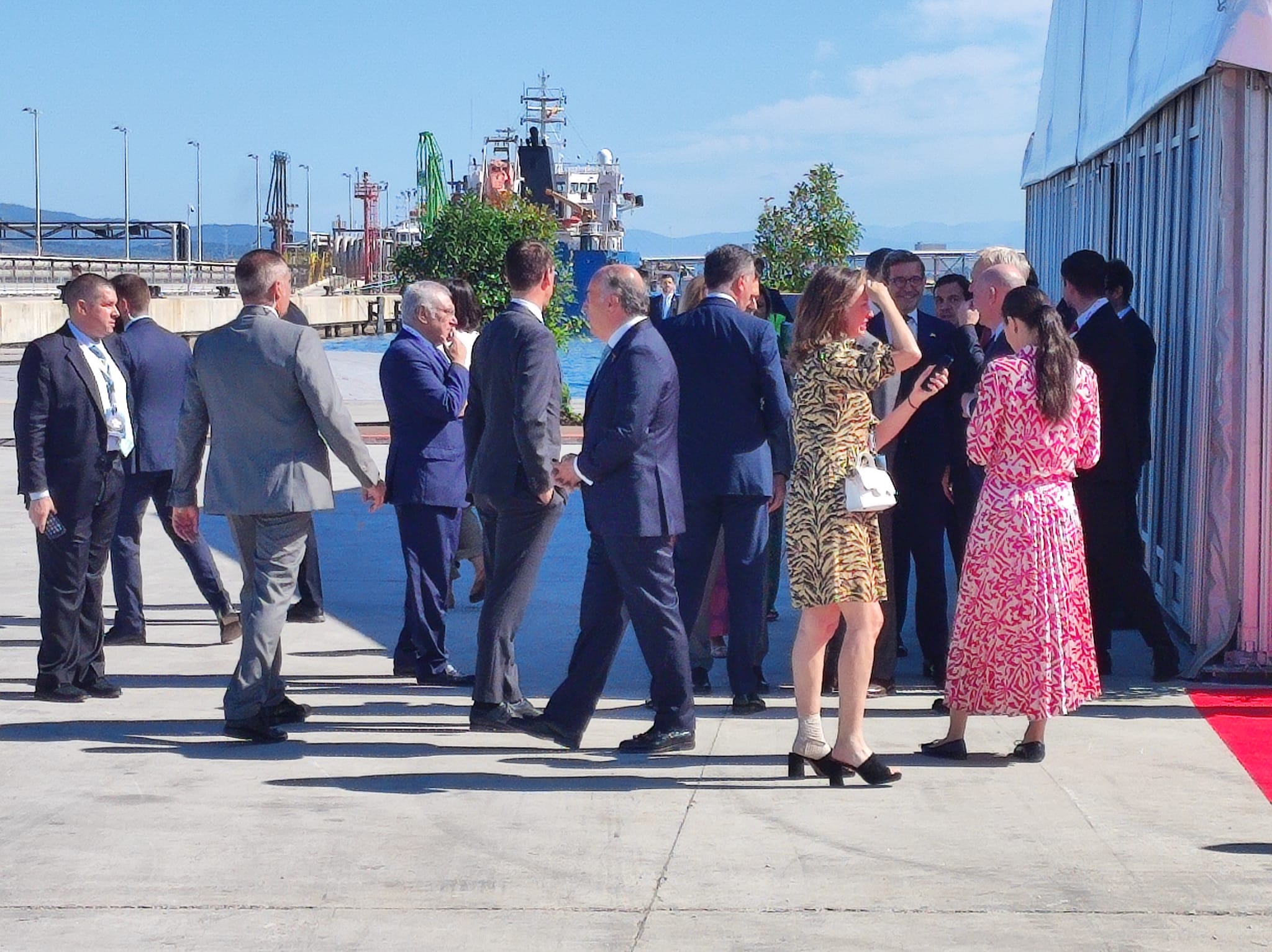 Sandra Domínguez y Mariángeles Benito / 8Directo. Los reyes de España y Holanda visitan el Puerto de Algeciras para respaldar el corredor marítimo de hidrógeno verde entre el Norte y el Sur de Europa Sandra Domínguez y Mariángeles Benito / 8Directo. Los reyes de España y Holanda visitan el Puerto de Algeciras para respaldar el corredor marítimo de hidrógeno verde entre el Norte y el Sur de Europa
