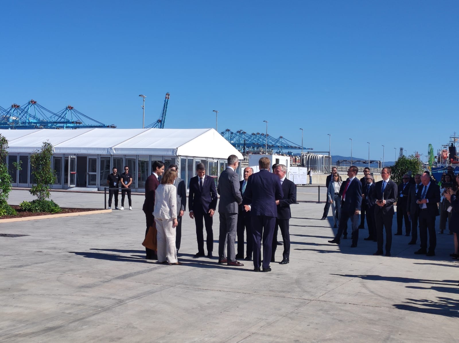 Sandra Domínguez y Mariángeles Benito / 8Directo. Los reyes de España y Holanda visitan el Puerto de Algeciras para respaldar el corredor marítimo de hidrógeno verde entre el Norte y el Sur de Europa Sandra Domínguez y Mariángeles Benito / 8Directo. Los reyes de España y Holanda visitan el Puerto de Algeciras para respaldar el corredor marítimo de hidrógeno verde entre el Norte y el Sur de Europa