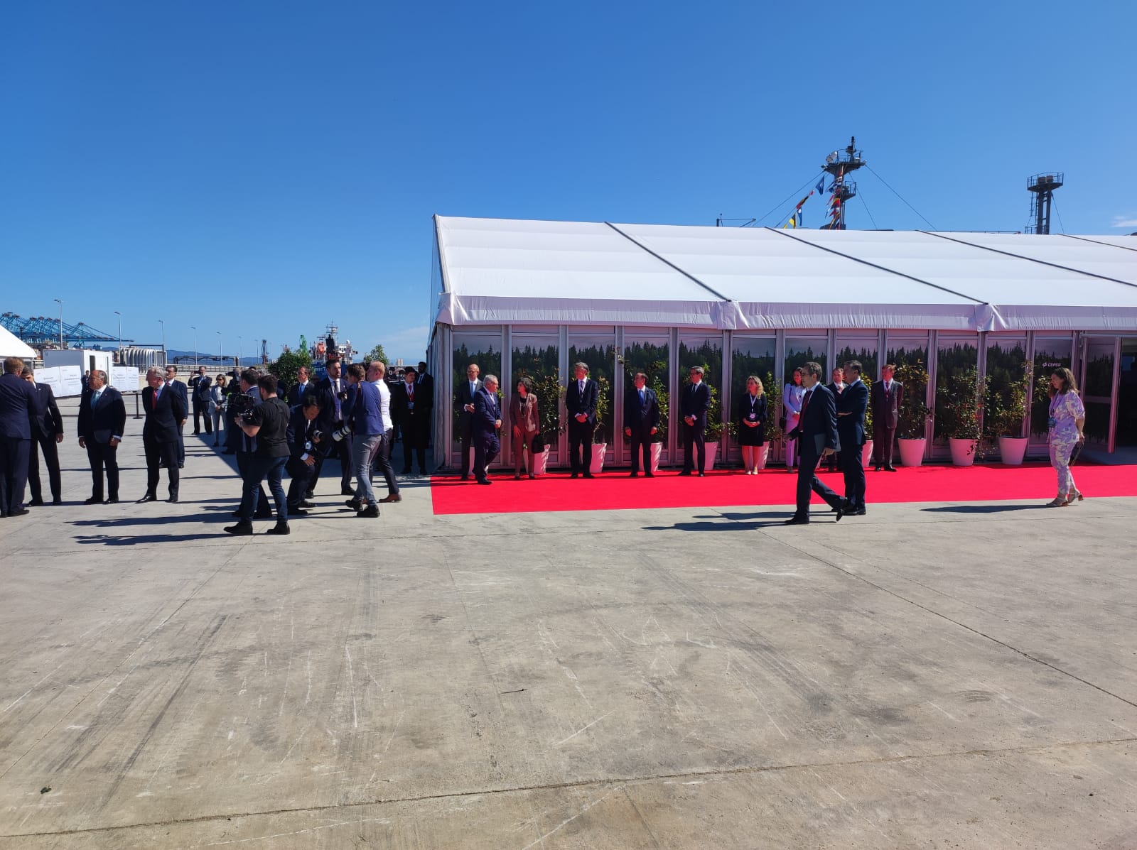 Sandra Domínguez y Mariángeles Benito / 8Directo. Los reyes de España y Holanda visitan el Puerto de Algeciras para respaldar el corredor marítimo de hidrógeno verde entre el Norte y el Sur de Europa Sandra Domínguez y Mariángeles Benito / 8Directo. Los reyes de España y Holanda visitan el Puerto de Algeciras para respaldar el corredor marítimo de hidrógeno verde entre el Norte y el Sur de Europa