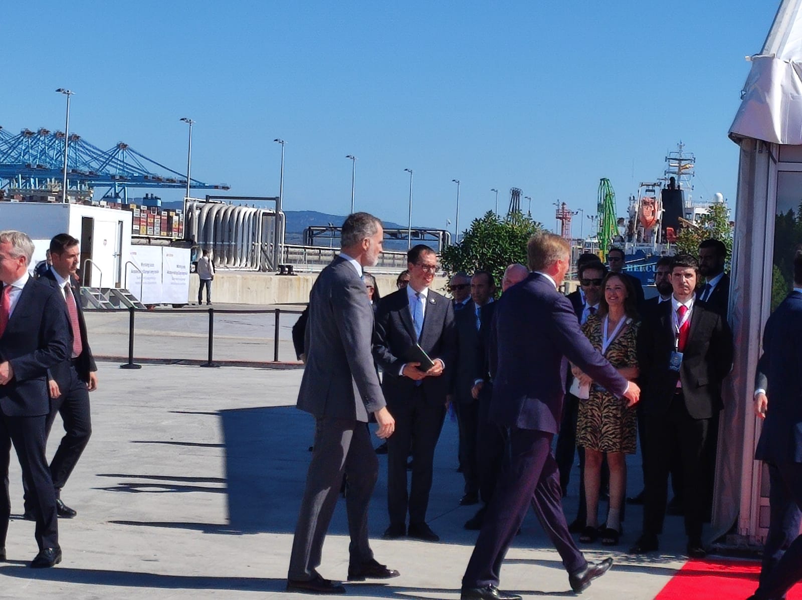 Sandra Domínguez y Mariángeles Benito / 8Directo. Los reyes de España y Holanda visitan el Puerto de Algeciras para respaldar el corredor marítimo de hidrógeno verde entre el Norte y el Sur de Europa Sandra Domínguez y Mariángeles Benito / 8Directo. Los reyes de España y Holanda visitan el Puerto de Algeciras para respaldar el corredor marítimo de hidrógeno verde entre el Norte y el Sur de Europa