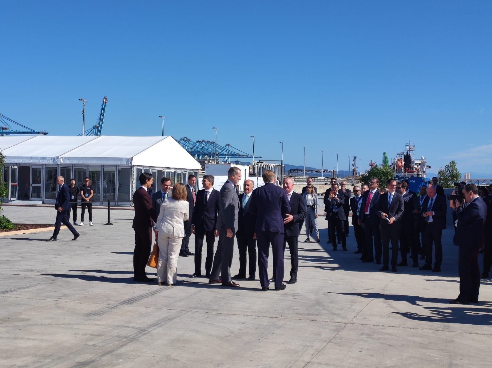 Sandra Domínguez y Mariángeles Benito / 8Directo. Los reyes de España y Holanda visitan el Puerto de Algeciras para respaldar el corredor marítimo de hidrógeno verde entre el Norte y el Sur de Europa Sandra Domínguez y Mariángeles Benito / 8Directo. Los reyes de España y Holanda visitan el Puerto de Algeciras para respaldar el corredor marítimo de hidrógeno verde entre el Norte y el Sur de Europa
