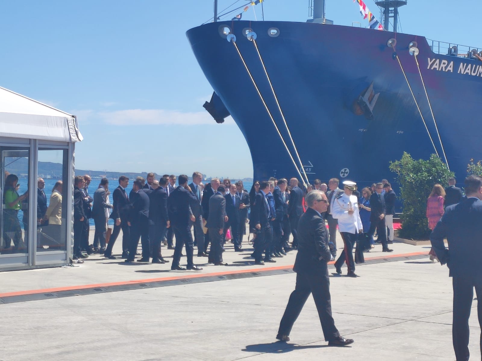 Sandra Domínguez y Mariángeles Benito / 8Directo. Los reyes de España y Holanda visitan el Puerto de Algeciras para respaldar el corredor marítimo de hidrógeno verde entre el Norte y el Sur de Europa Sandra Domínguez y Mariángeles Benito / 8Directo. Los reyes de España y Holanda visitan el Puerto de Algeciras para respaldar el corredor marítimo de hidrógeno verde entre el Norte y el Sur de Europa