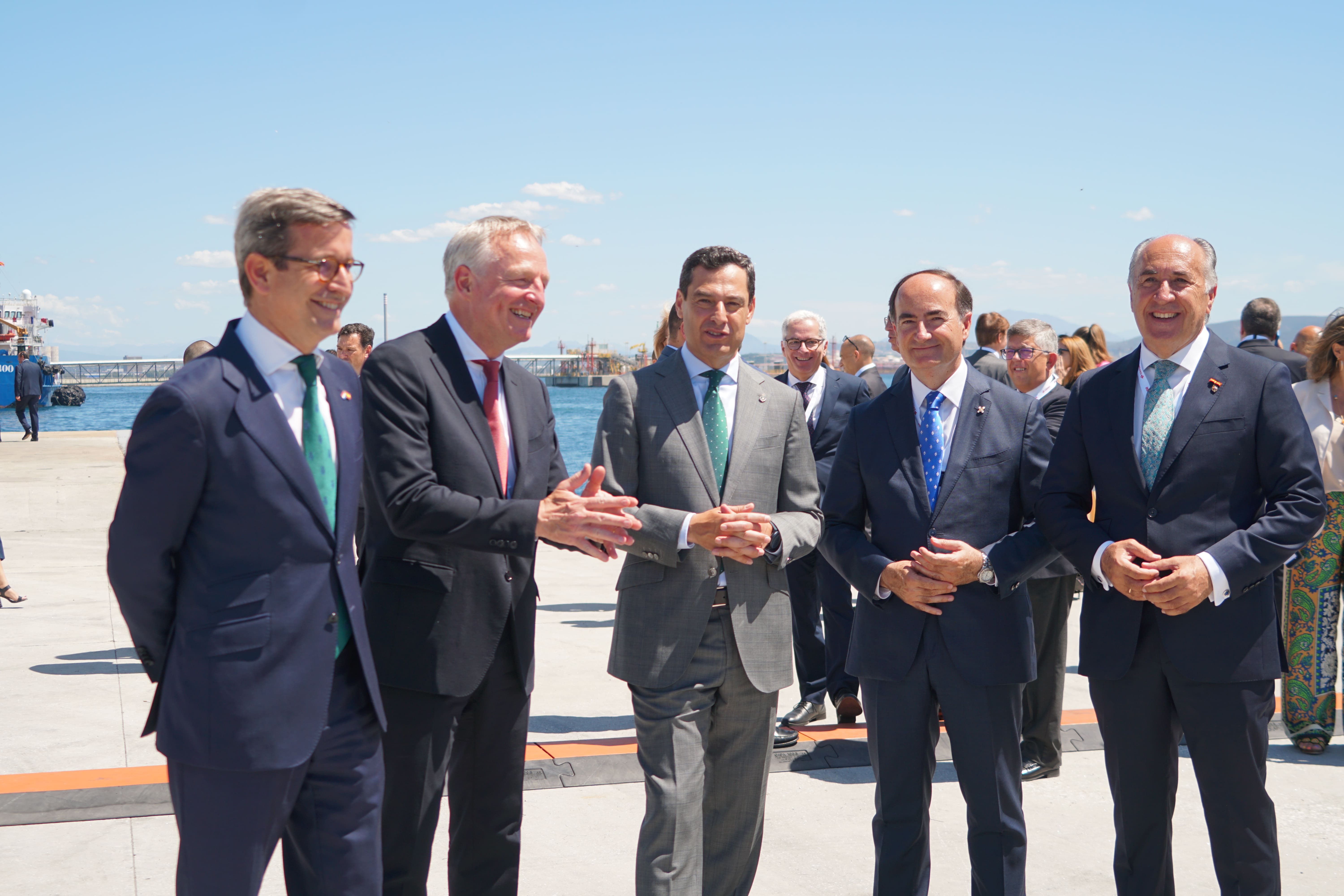 Sandra Domínguez y Mariángeles Benito / 8Directo. Los reyes de España y Holanda visitan el Puerto de Algeciras para respaldar el corredor marítimo de hidrógeno verde entre el Norte y el Sur de Europa Sandra Domínguez y Mariángeles Benito / 8Directo. Los reyes de España y Holanda visitan el Puerto de Algeciras para respaldar el corredor marítimo de hidrógeno verde entre el Norte y el Sur de Europa