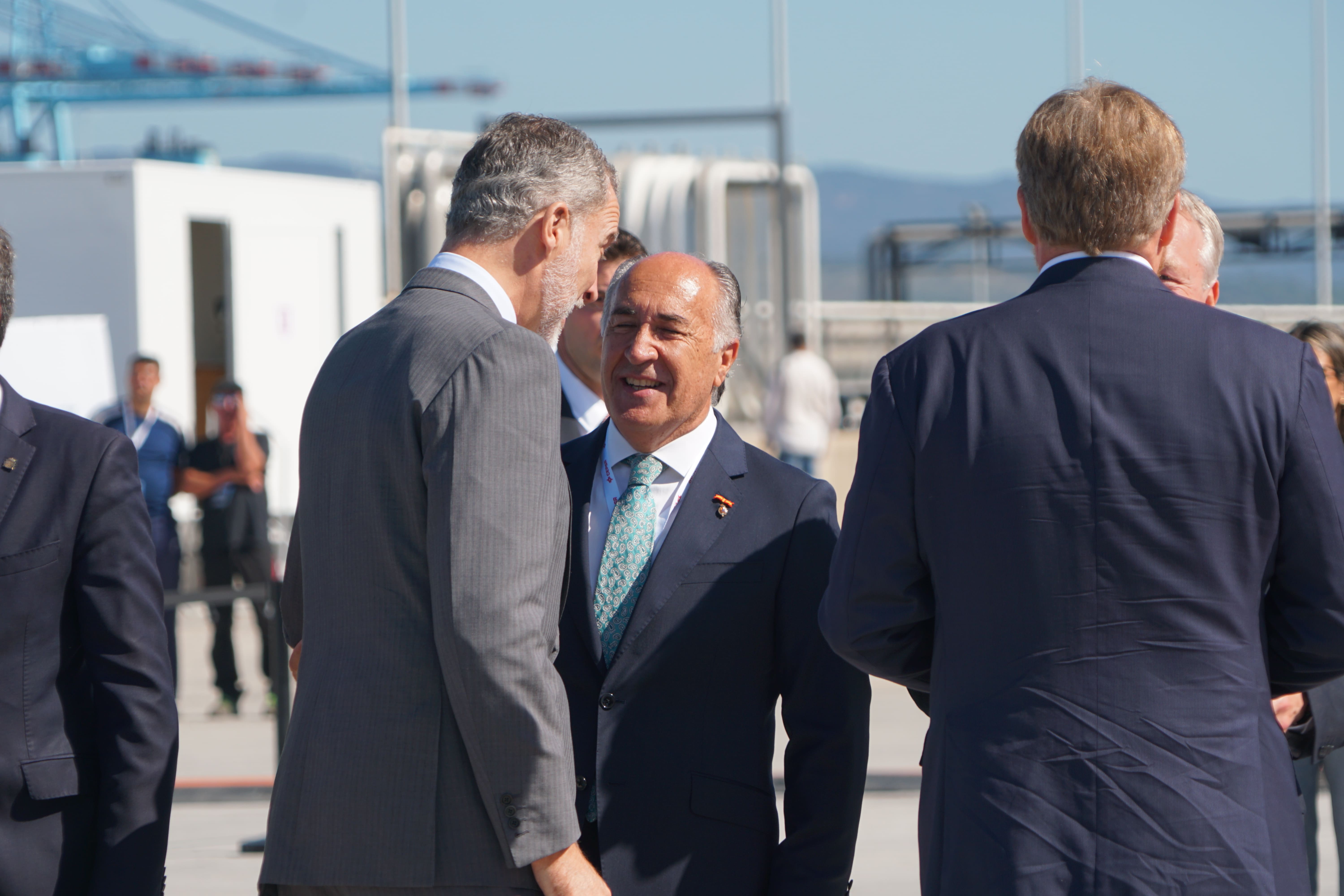Sandra Domínguez y Mariángeles Benito / 8Directo. Los reyes de España y Holanda visitan el Puerto de Algeciras para respaldar el corredor marítimo de hidrógeno verde entre el Norte y el Sur de Europa Sandra Domínguez y Mariángeles Benito / 8Directo. Los reyes de España y Holanda visitan el Puerto de Algeciras para respaldar el corredor marítimo de hidrógeno verde entre el Norte y el Sur de Europa
