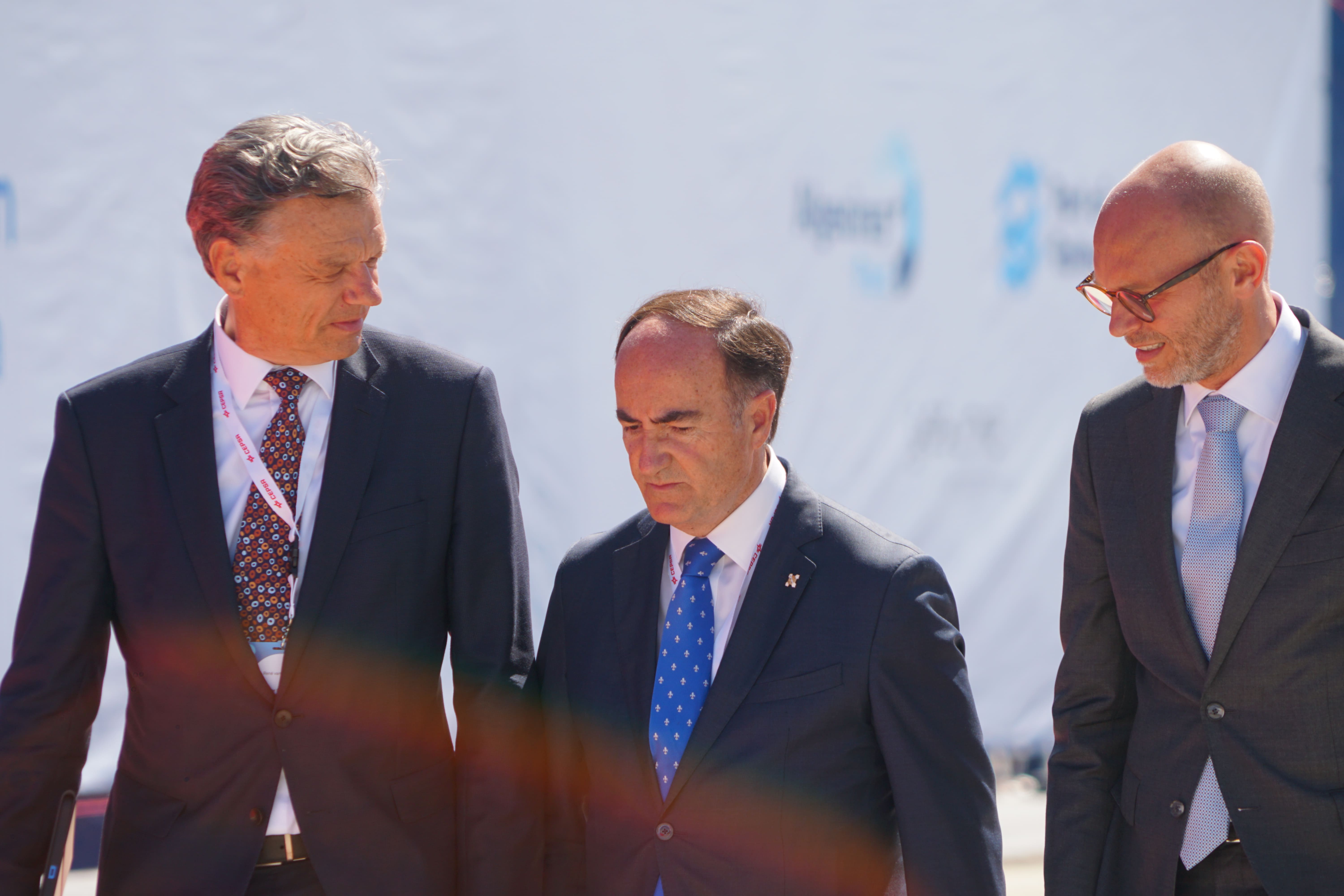 Sandra Domínguez y Mariángeles Benito / 8Directo. Los reyes de España y Holanda visitan el Puerto de Algeciras para respaldar el corredor marítimo de hidrógeno verde entre el Norte y el Sur de Europa Sandra Domínguez y Mariángeles Benito / 8Directo. Los reyes de España y Holanda visitan el Puerto de Algeciras para respaldar el corredor marítimo de hidrógeno verde entre el Norte y el Sur de Europa