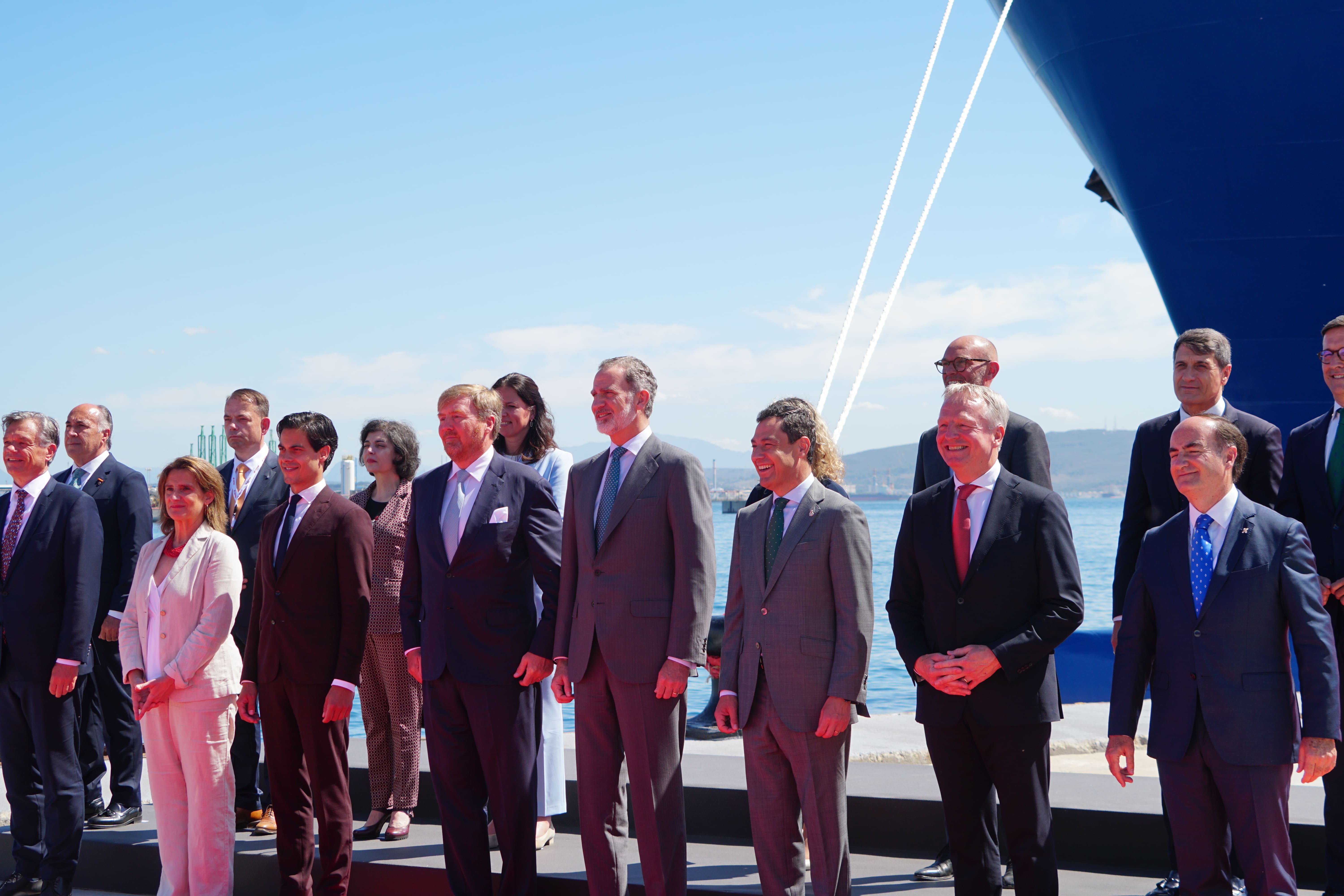 Sandra Domínguez y Mariángeles Benito / 8Directo. Los reyes de España y Holanda visitan el Puerto de Algeciras para respaldar el corredor marítimo de hidrógeno verde entre el Norte y el Sur de Europa Sandra Domínguez y Mariángeles Benito / 8Directo. Los reyes de España y Holanda visitan el Puerto de Algeciras para respaldar el corredor marítimo de hidrógeno verde entre el Norte y el Sur de Europa
