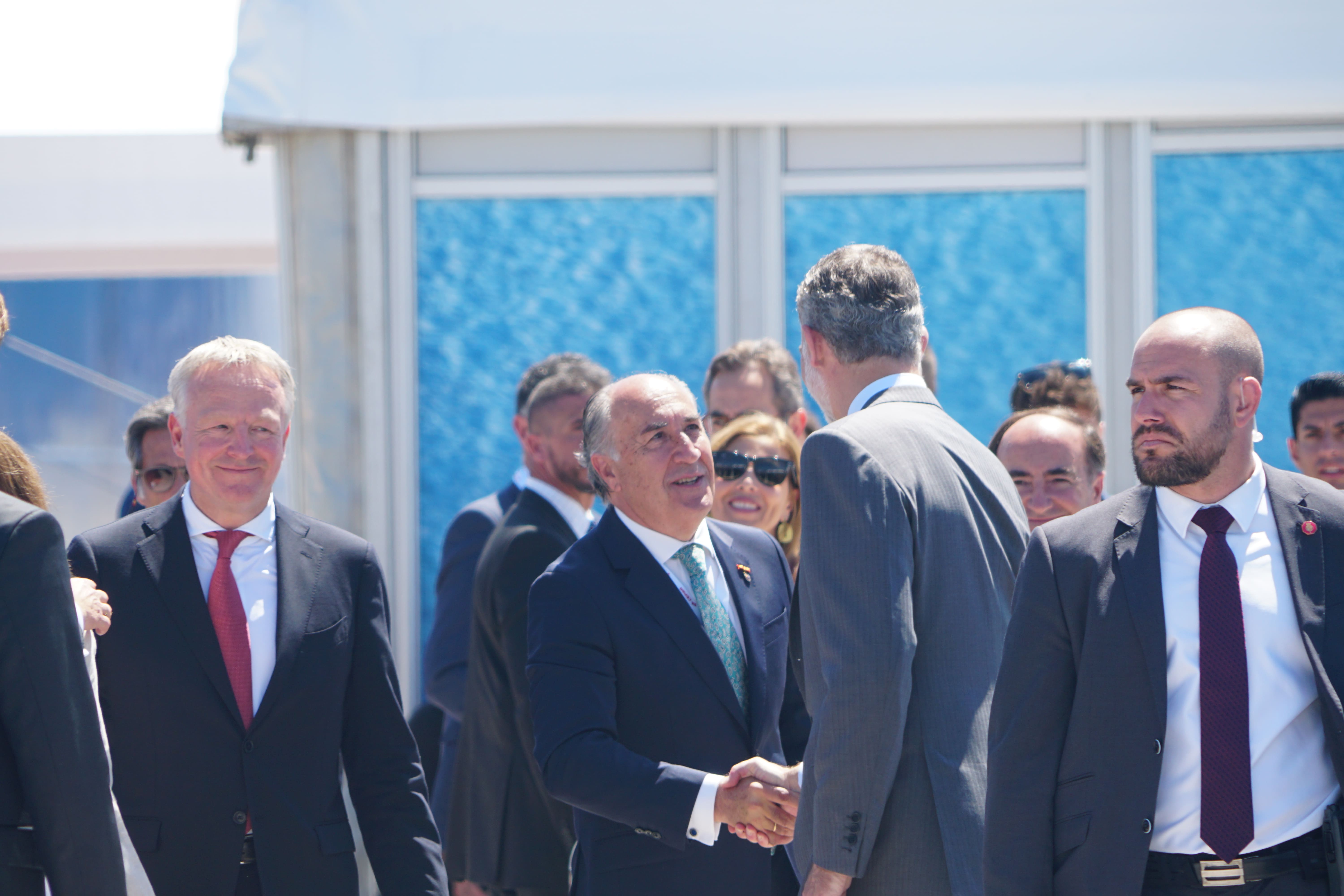 Sandra Domínguez y Mariángeles Benito / 8Directo. Los reyes de España y Holanda visitan el Puerto de Algeciras para respaldar el corredor marítimo de hidrógeno verde entre el Norte y el Sur de Europa Sandra Domínguez y Mariángeles Benito / 8Directo. Los reyes de España y Holanda visitan el Puerto de Algeciras para respaldar el corredor marítimo de hidrógeno verde entre el Norte y el Sur de Europa