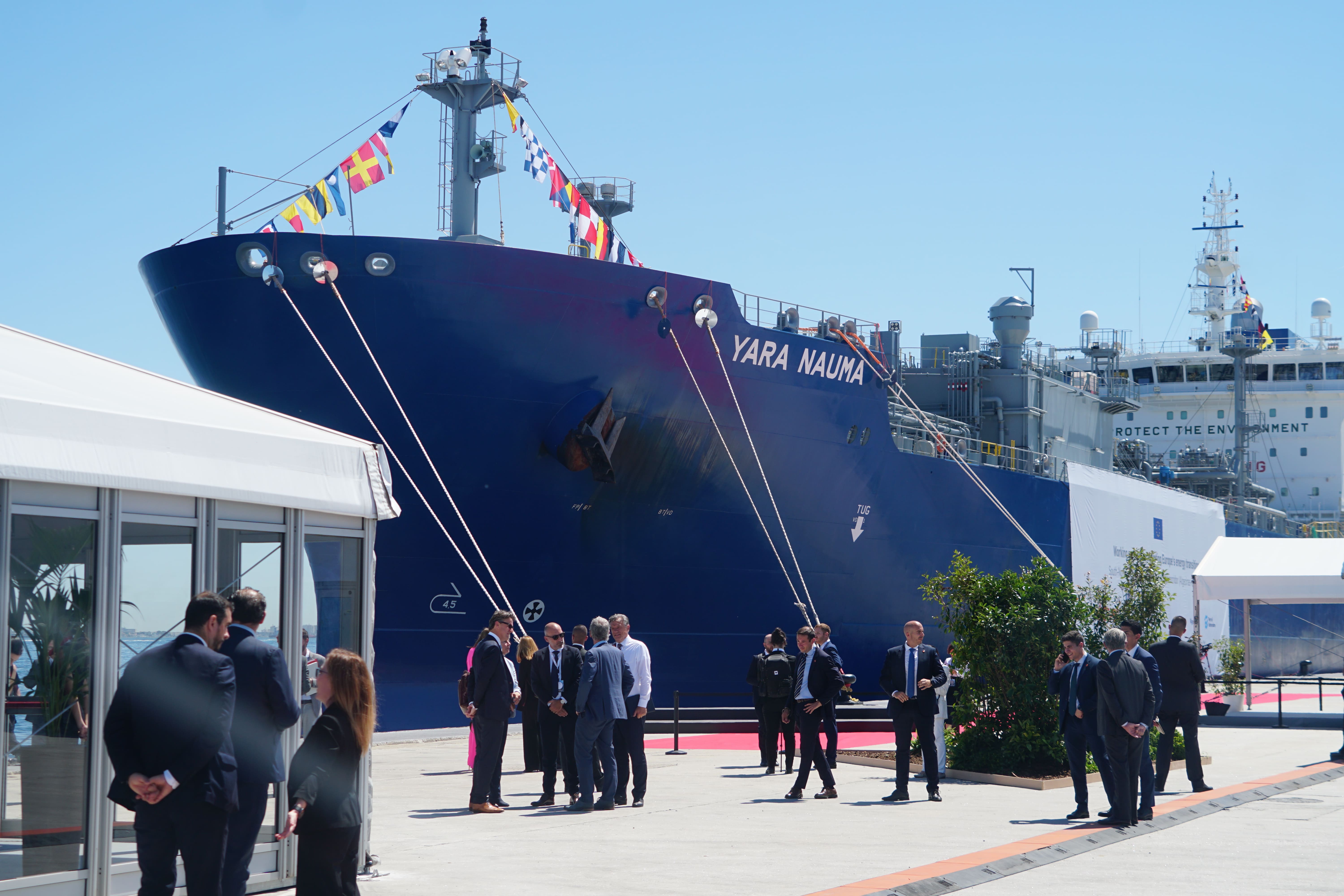 Sandra Domínguez y Mariángeles Benito / 8Directo. Los reyes de España y Holanda visitan el Puerto de Algeciras para respaldar el corredor marítimo de hidrógeno verde entre el Norte y el Sur de Europa Sandra Domínguez y Mariángeles Benito / 8Directo. Los reyes de España y Holanda visitan el Puerto de Algeciras para respaldar el corredor marítimo de hidrógeno verde entre el Norte y el Sur de Europa