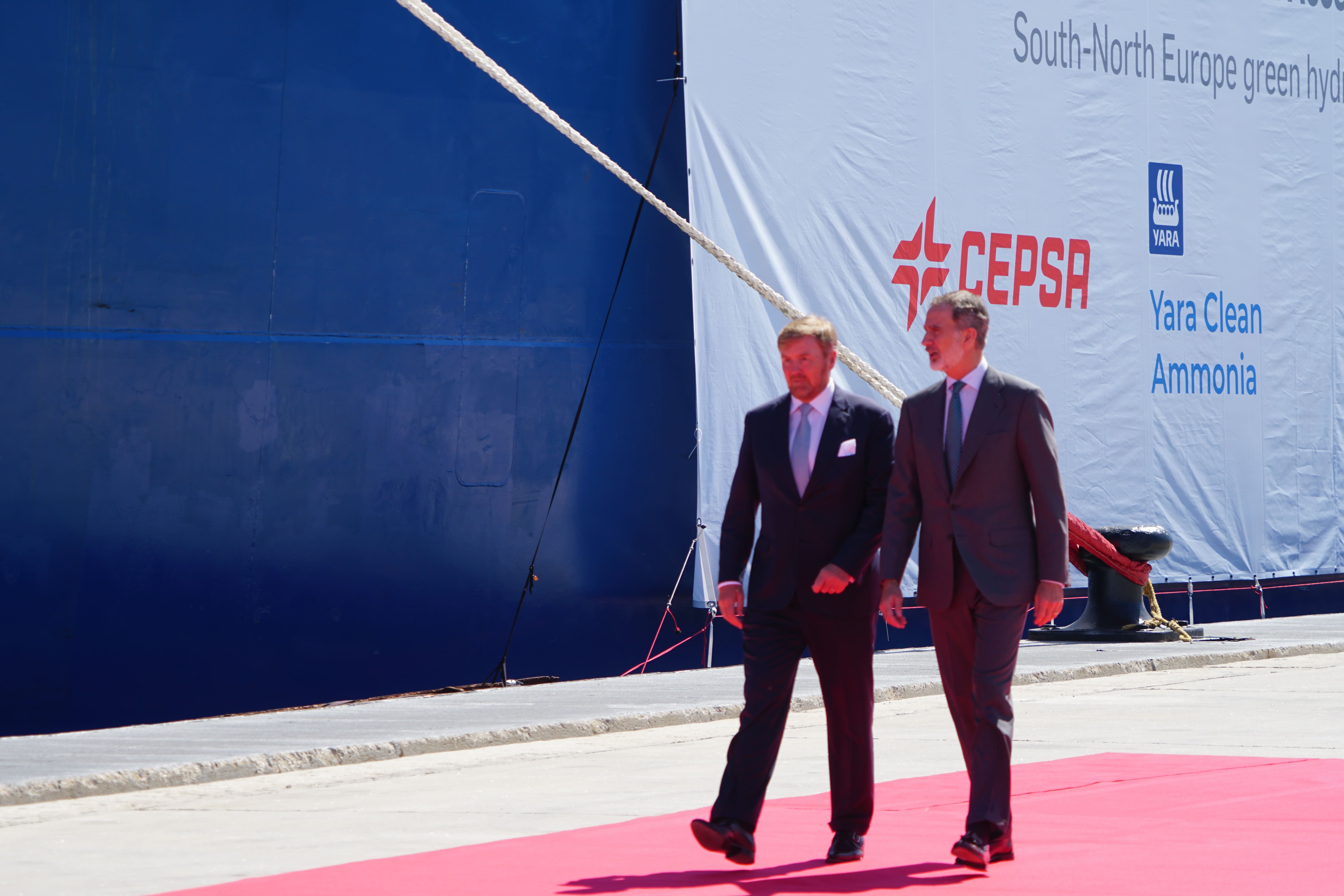 Sandra Domínguez y Mariángeles Benito / 8Directo. Los reyes de España y Holanda visitan el Puerto de Algeciras para respaldar el corredor marítimo de hidrógeno verde entre el Norte y el Sur de Europa Sandra Domínguez y Mariángeles Benito / 8Directo. Los reyes de España y Holanda visitan el Puerto de Algeciras para respaldar el corredor marítimo de hidrógeno verde entre el Norte y el Sur de Europa