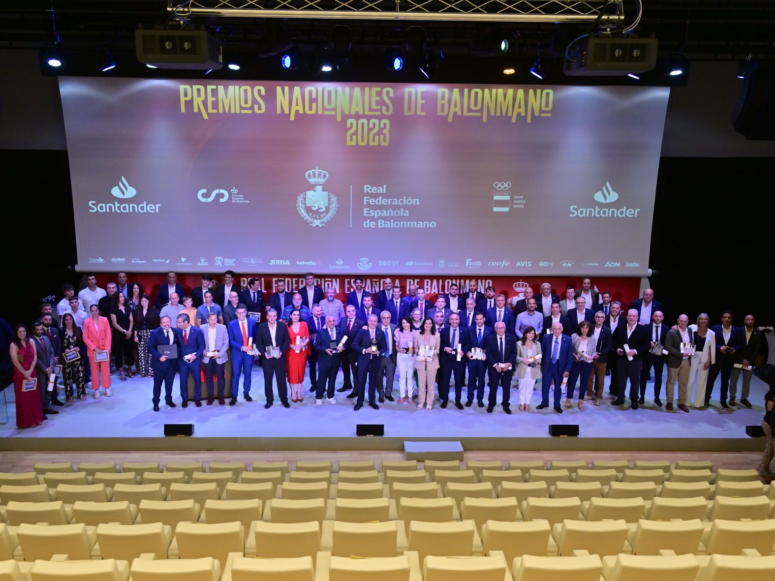 El algecireño José María Fernández recibe la medalla e insignia de oro de la Federación Española