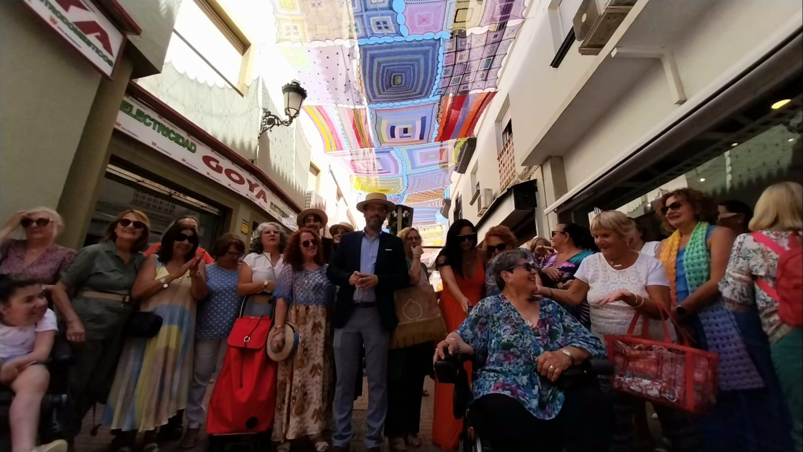  La calle de las Flores ya luce las mantas de croché tejidas por mujeres linenses.