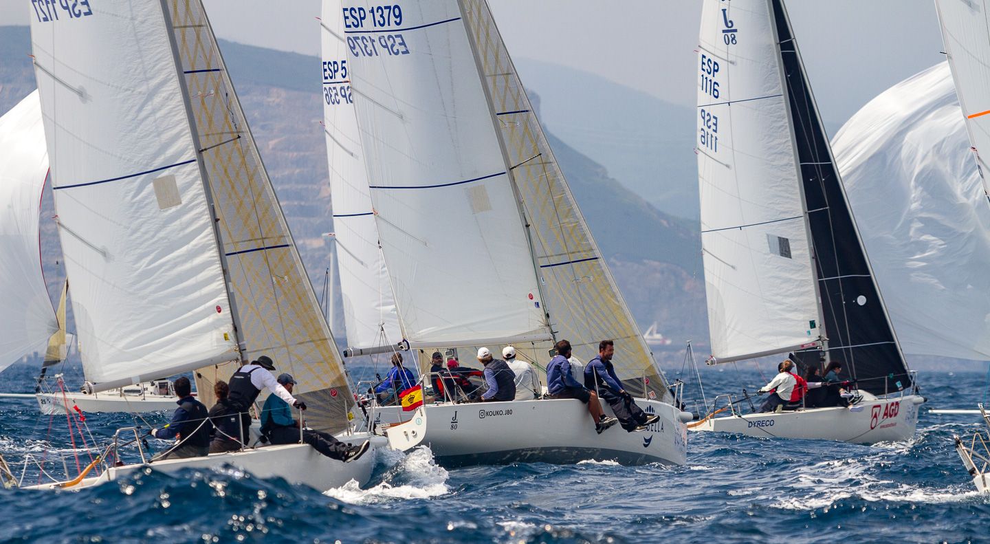 El ‘Ciudad de Marbella-Team Kouko’ de Butrón y Varela -en el centro de la imagen- cae una plaza y es 14º el Nacional de J/80