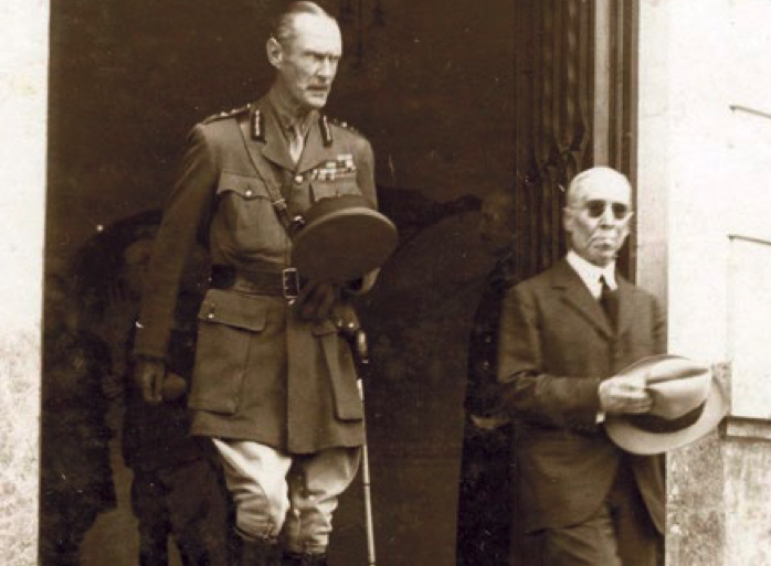 Lámina 2. Sir Alexander Godley y José E. Rosende saliendo del Ayuntamiento de Ceuta. Archivo General de Ceuta. Foto: IECG.