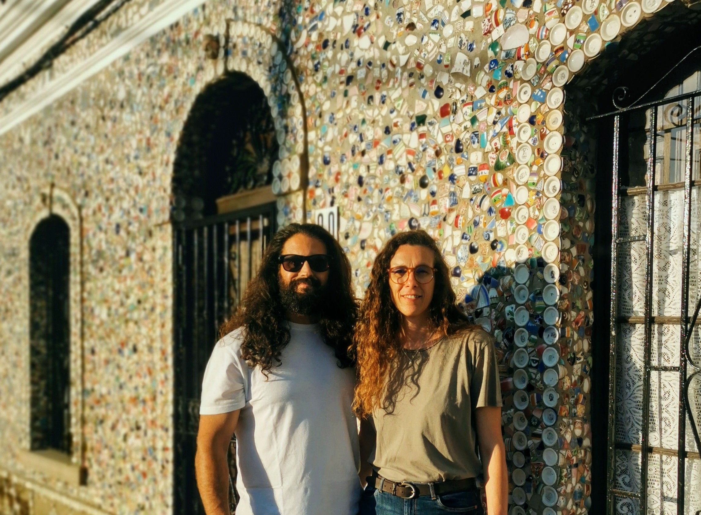 'Planito de La Línea', la cuenta de Instagram para los 'piojosos lovers'. Foto: Pedro Rosado y Mercedes Álvarez frente a la casa de 'Los Chinitos'.