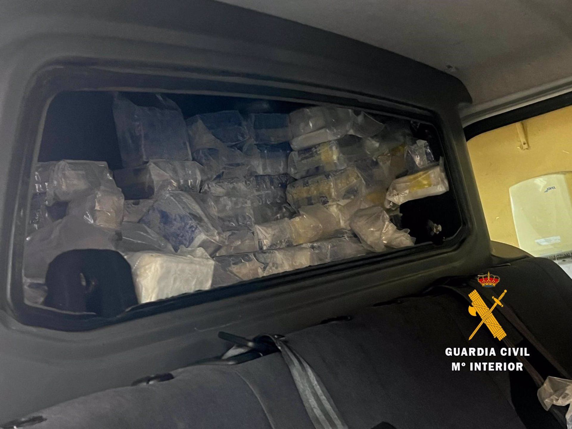 Encuentran casi 410 kilos de hachís en una furgoneta que pretendía embarcar hacia Algeciras.