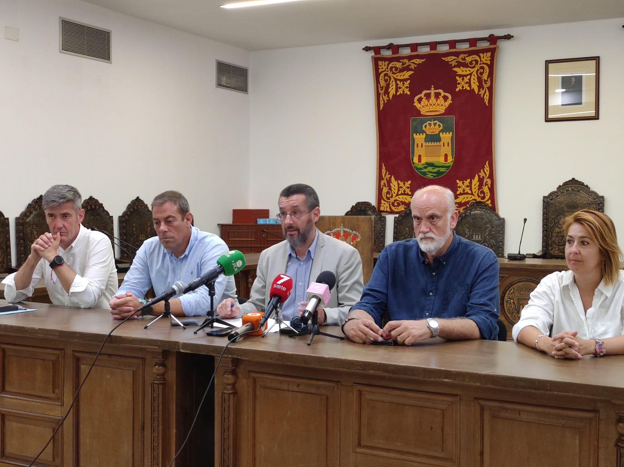 Javier Vidal y Sebastián Hidalgo, a la Diputación, y Juan Macías y Manuel Abellán, a la Mancomunidad. En esta imagen, Juan Franco explica en rueda de prensa la composición del nuevo equipo de gobierno. Foto: S.D./8Directo.