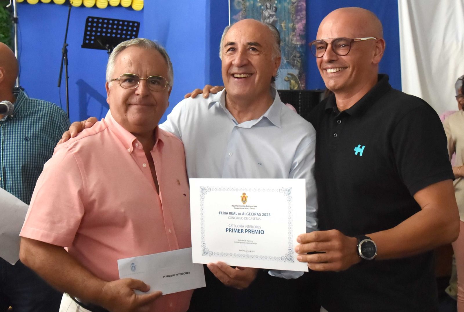 El alcalde entrega al presidente de 'Los buyitas' el primer premio de casetas.