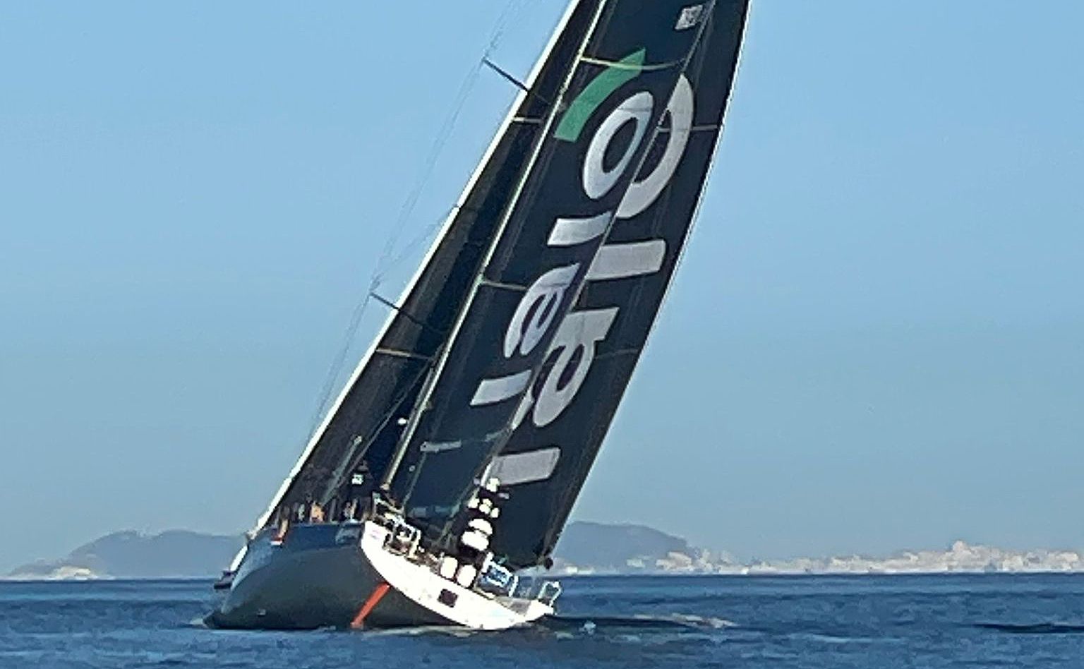 Una orca ataca uno de los barcos de la Ocean Race en el Estrecho