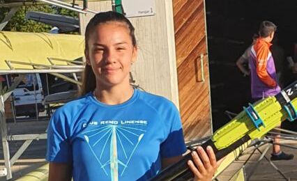 Esther Fuerte, remera del Club de Remo Linense