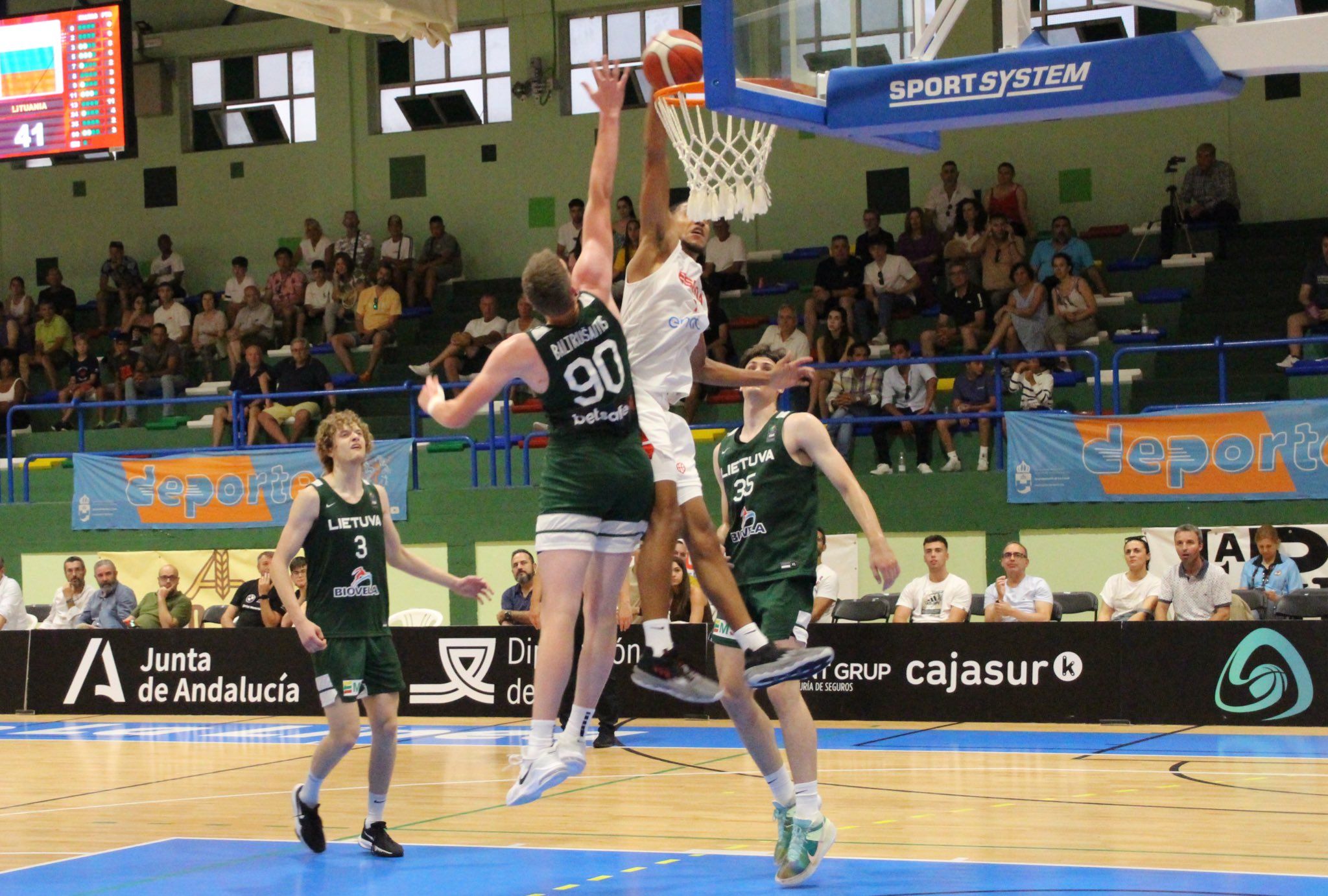Matazo de Pablo Tamba ante Lituania en el Torneo Internacional de La Línea/Foto: FAB